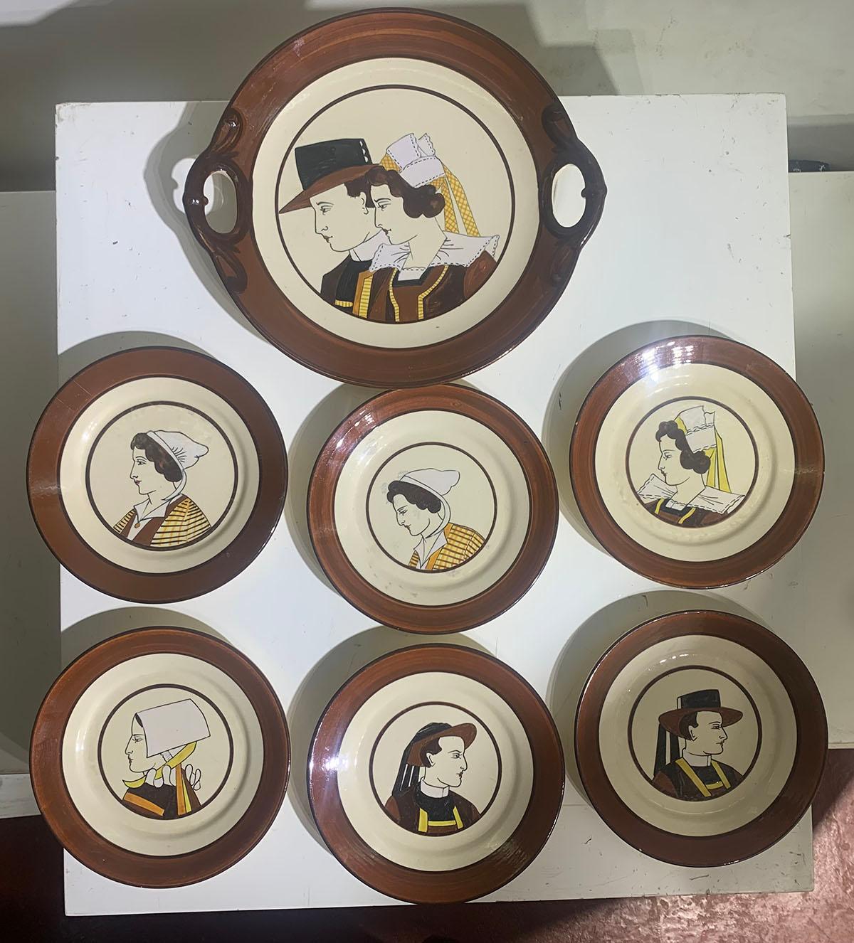 Siete láminas de loza con retratos de personajes bretones Firmado HB Quimper Pintado a mano en venta