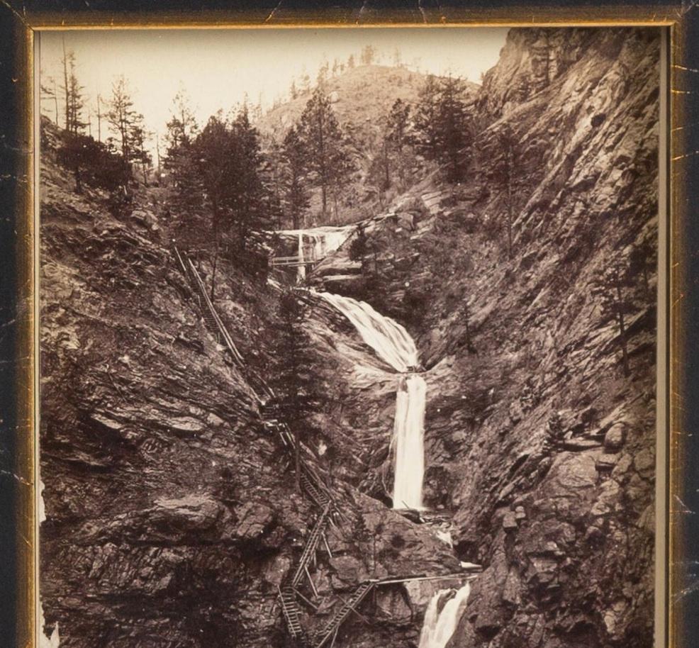 Vorgestellt wird eine antike fotografische Postkarte von Seven Falls, Colorado, aus dem Jahr 1880. Die Postkartenproduktion blühte in den späten 1800er und frühen 1900er Jahren auf, als die Eisenbahn einen großen Teil der westlichen Grenzgebiete für