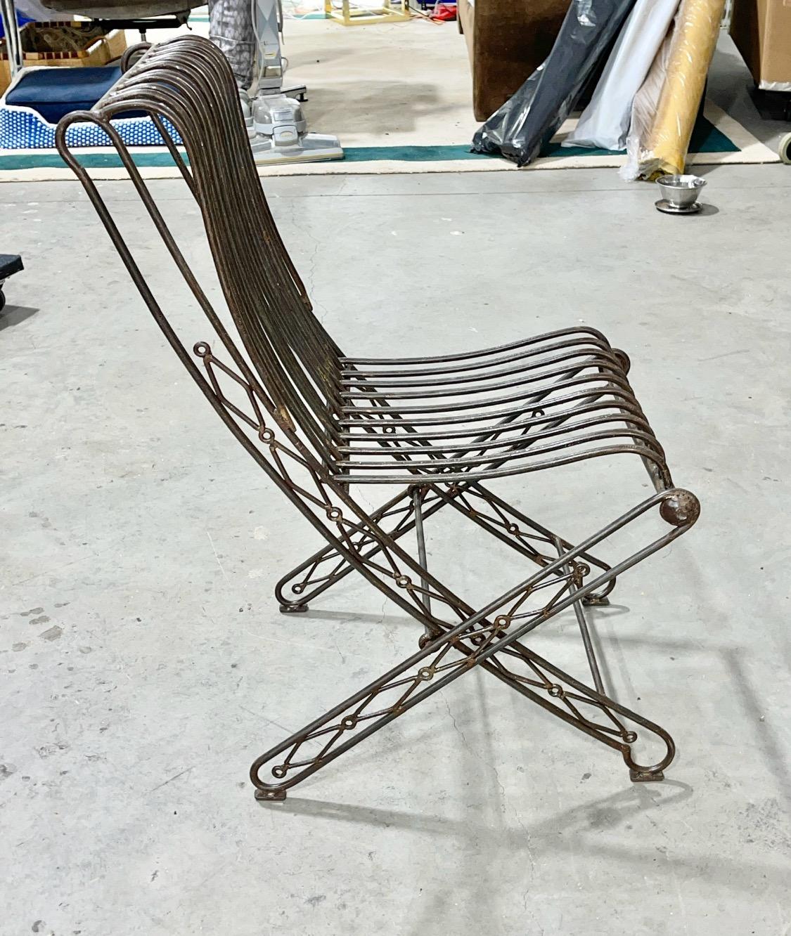 Siete sillas plegables de forja francesa  mediados del siglo XX en venta