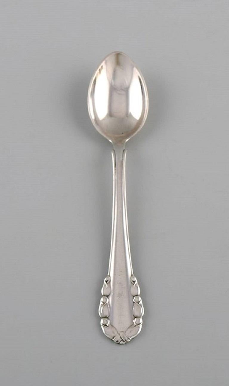 Seven Georg Jensen Lily of the Valley coffee spoons in sterling silver.
Measure: length: 10.6 cm.
In excellent condition.
Stamped.
Our skilled Georg Jensen silversmith / goldsmith can polish all silver and gold so that it appears new. The price