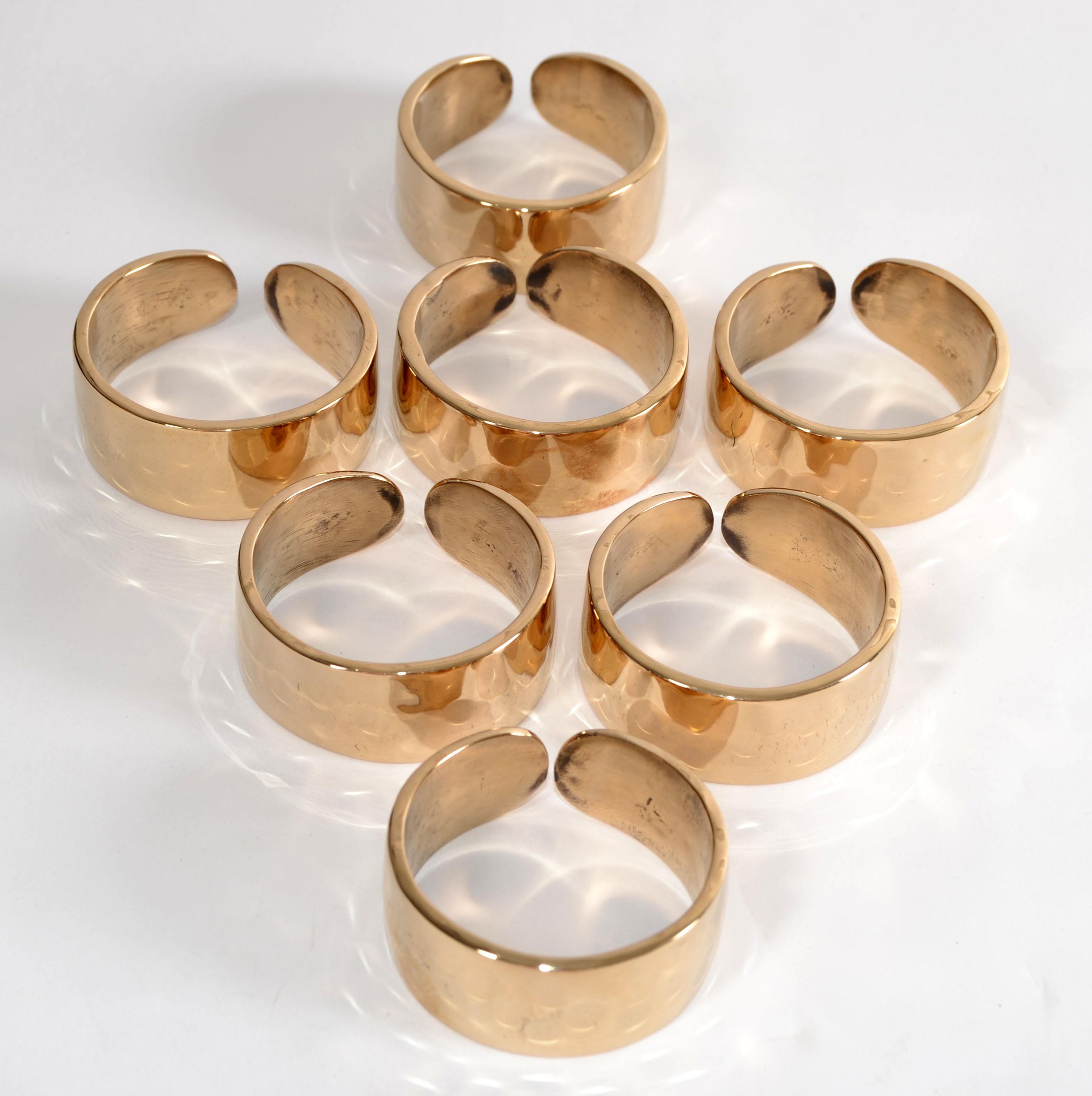 Beautiful set of seven round hammered polished bronze napkin rings. 
Diameter: 1.75 inches.
Height: 0.88 inches.