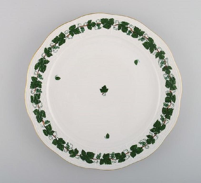 Seven Herend green grape leaf & vine dinner plates in hand-painted porcelain. Mid-20th century.
Measures: Diameter: 26 cm.
In excellent condition.
Stamped.