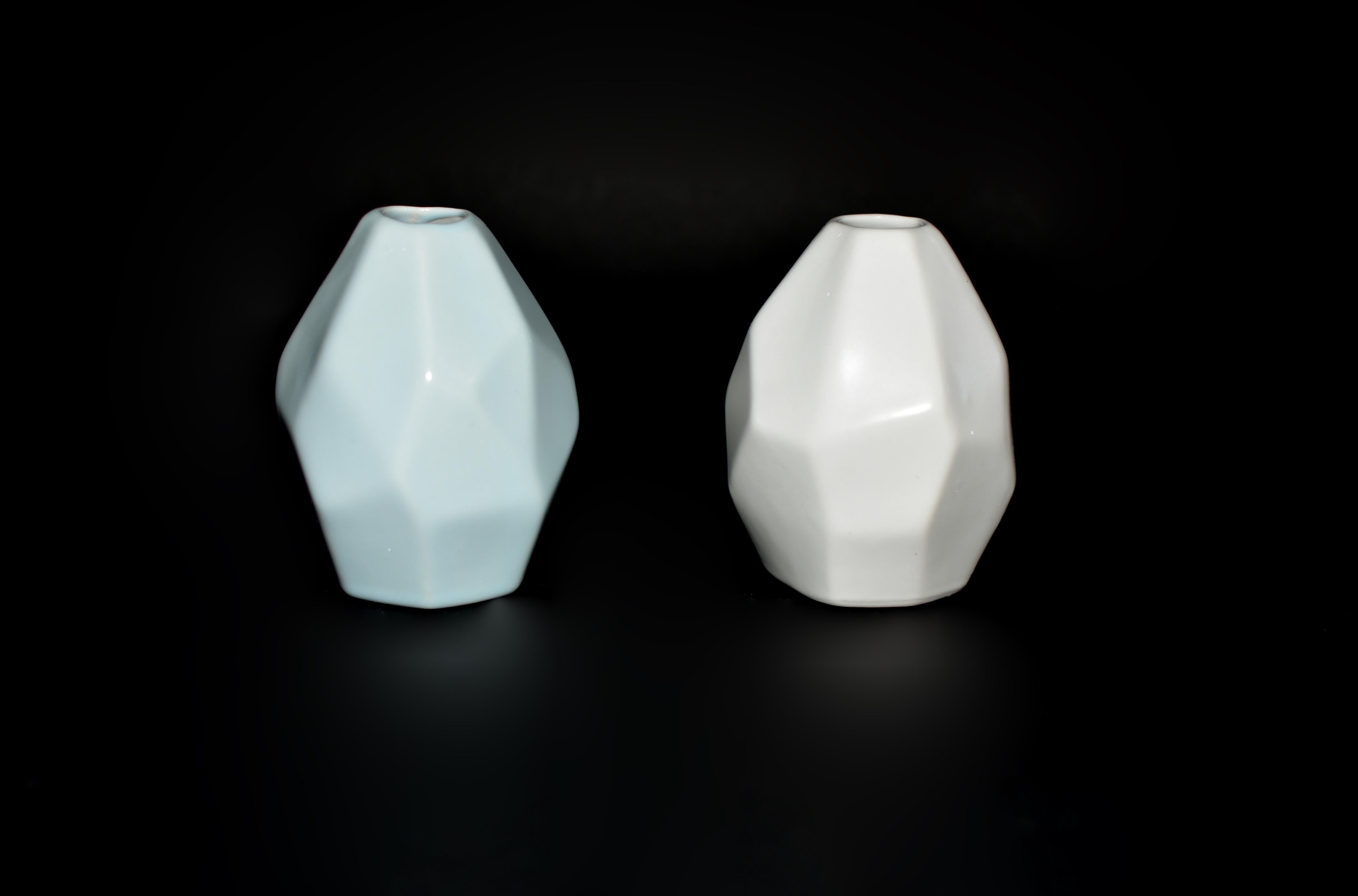 Un bellissimo set di 7 mini vasi in ceramica, ognuno dei quali è stato sapientemente realizzato, dipinto e smaltato a mano. La collezione comprende un meraviglioso gruppo di vasi dalle tonalità pastello, tra cui rosa, blu, bianco e verde. Ognuno di