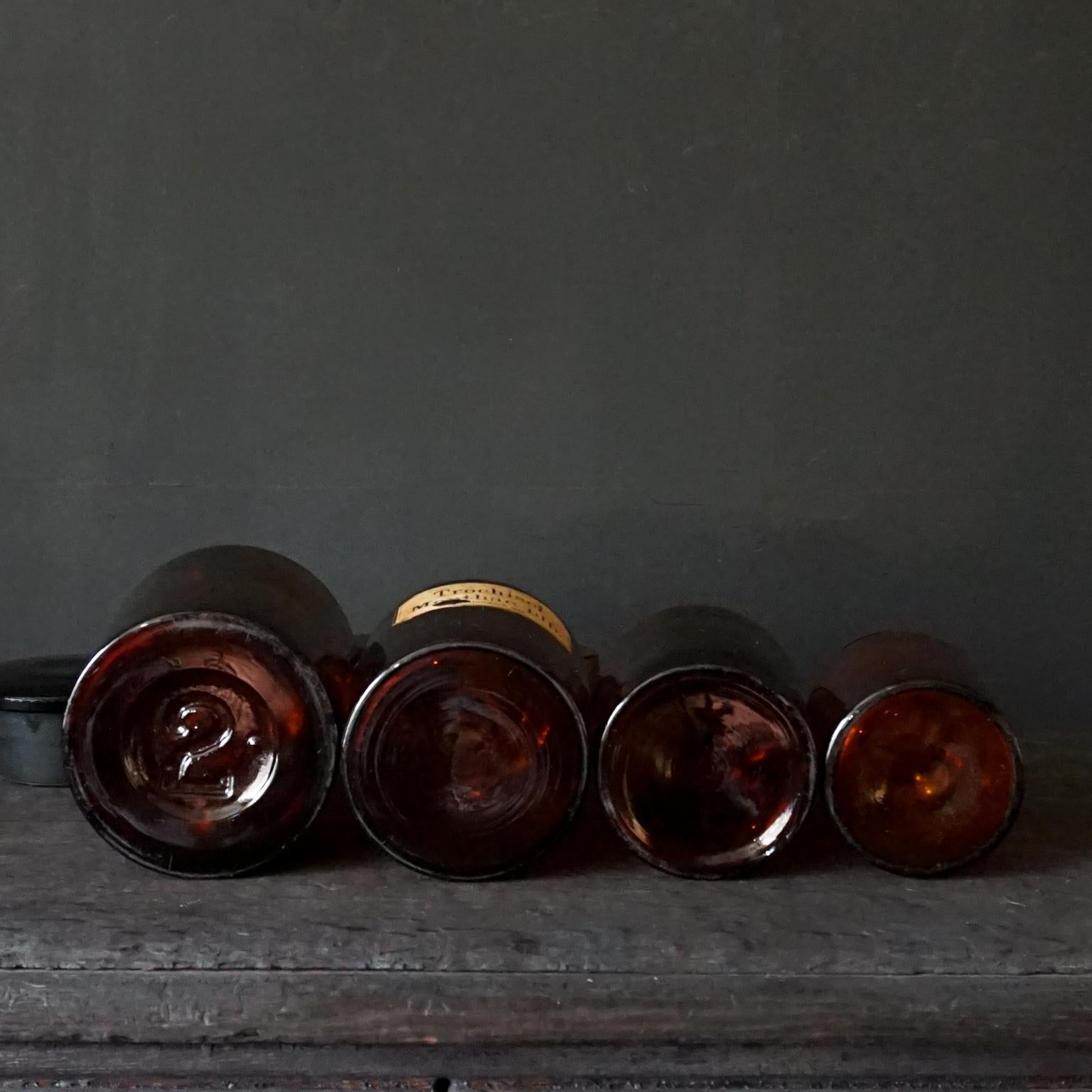 Sette grandi vasi da farmacia in vetro ambrato marrone tedesco della metà del XX secolo con coperchio in vendita 2