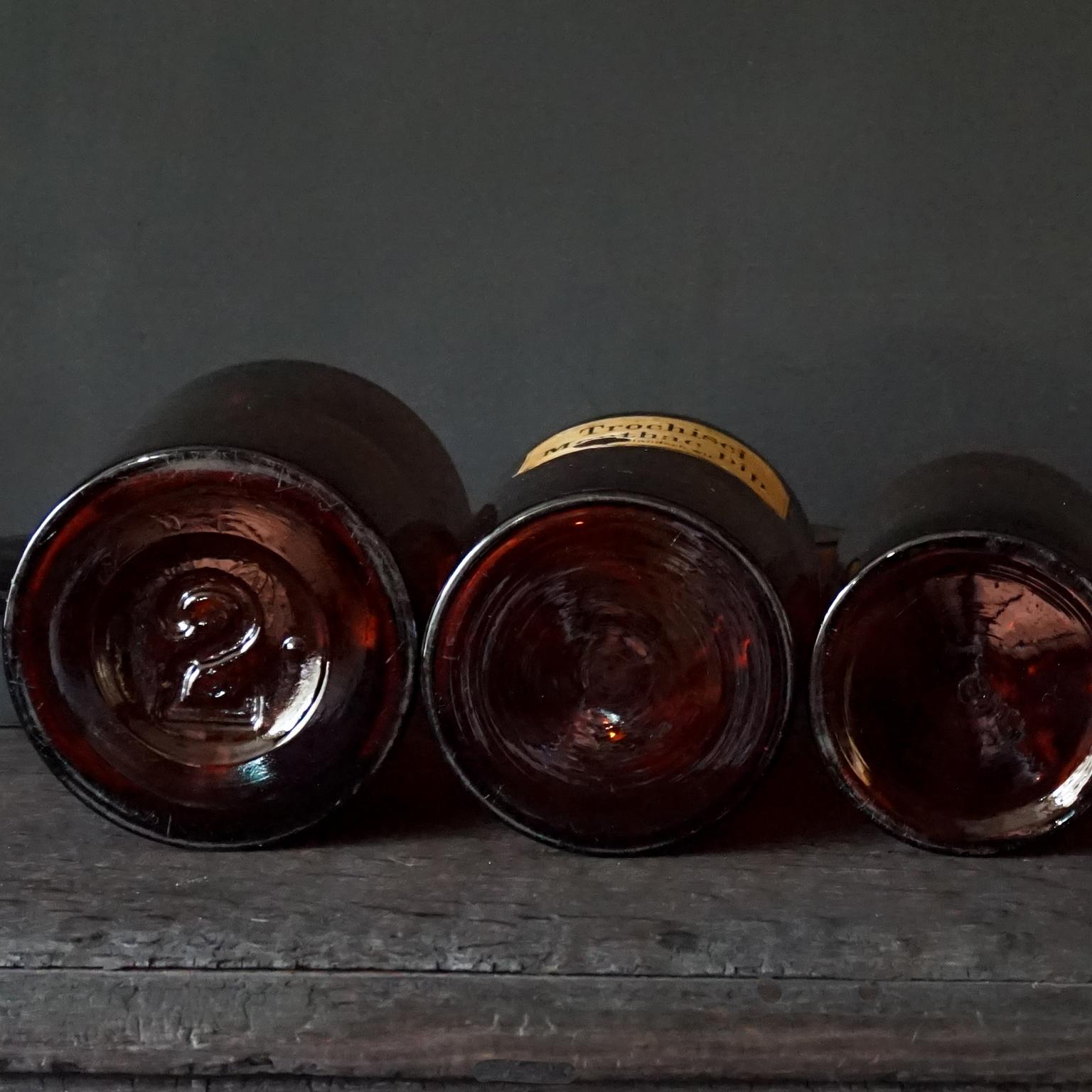 Sette grandi vasi da farmacia in vetro ambrato marrone tedesco della metà del XX secolo con coperchio in vendita 3