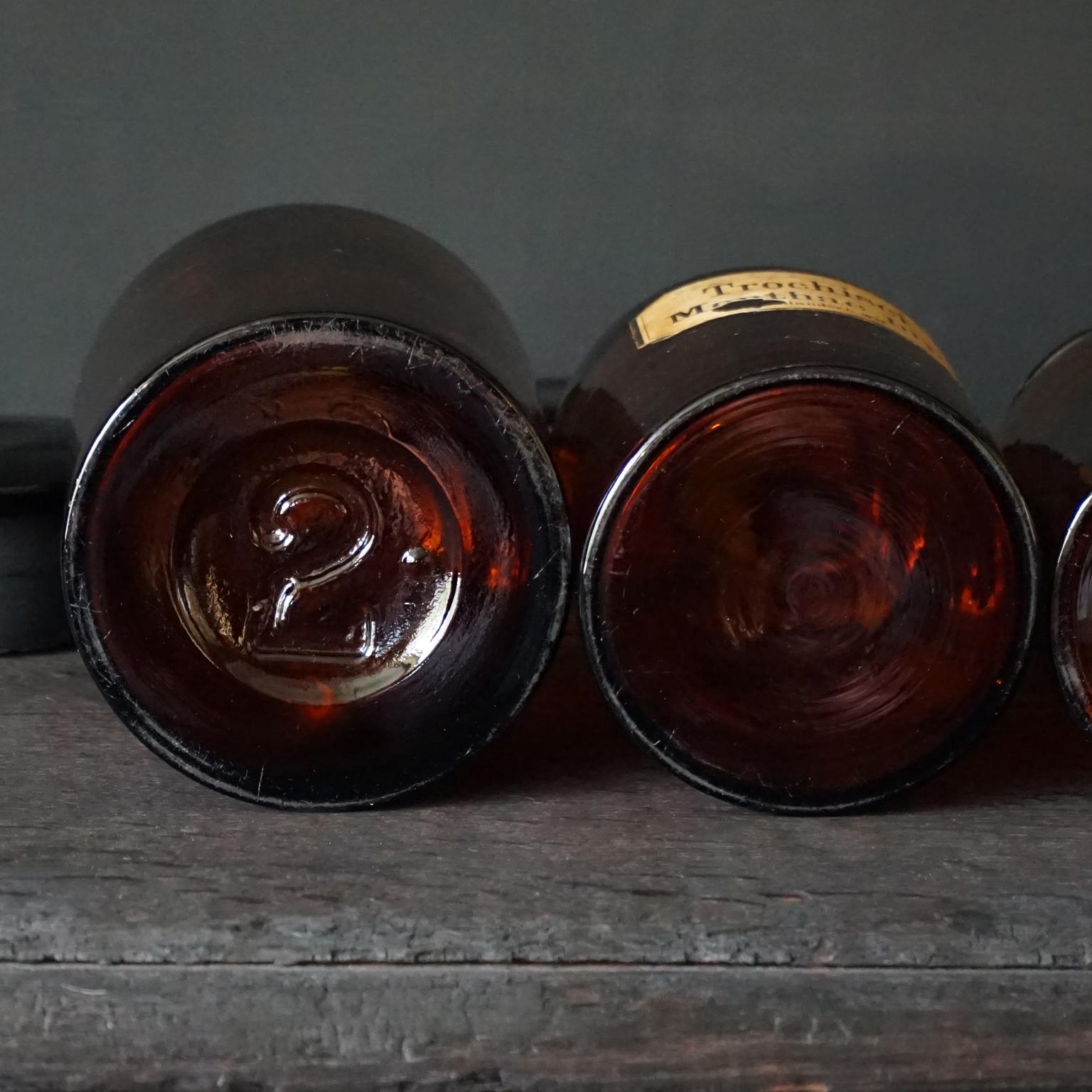 Sette grandi vasi da farmacia in vetro ambrato marrone tedesco della metà del XX secolo con coperchio in vendita 4