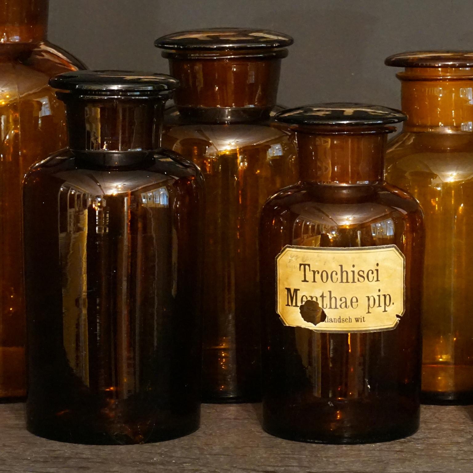 Sieben große Mitte des 20. Jahrhunderts deutsche Brown Bernstein Glas Apotheker Jars mit Deckel im Angebot 1