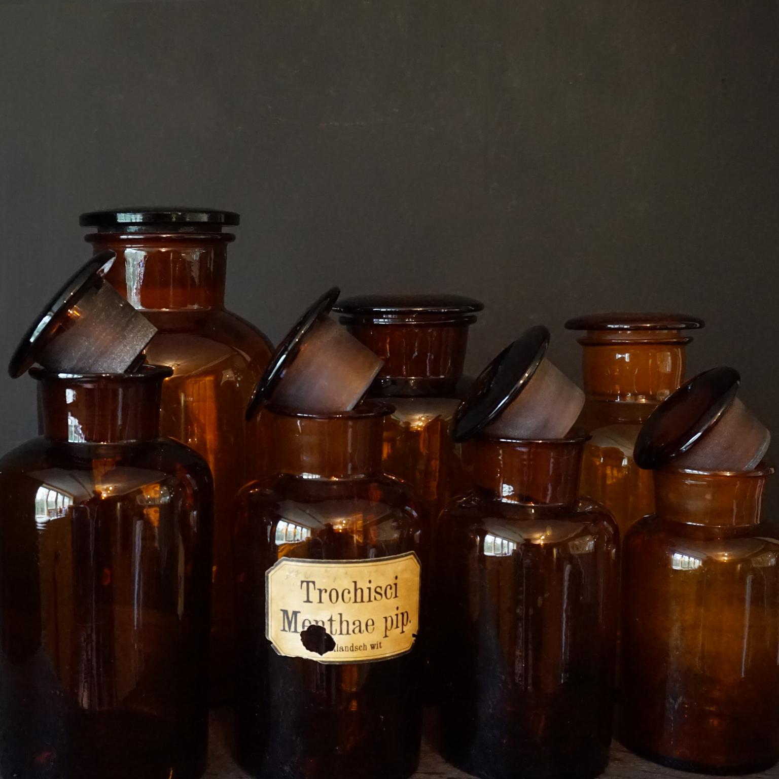 Tedesco Sette grandi vasi da farmacia in vetro ambrato marrone tedesco della metà del XX secolo con coperchio in vendita