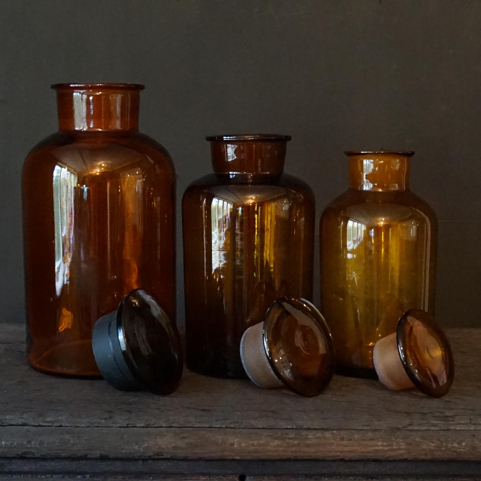 Sette grandi vasi da farmacia in vetro ambrato marrone tedesco della metà del XX secolo con coperchio In condizioni buone in vendita a Haarlem, NL