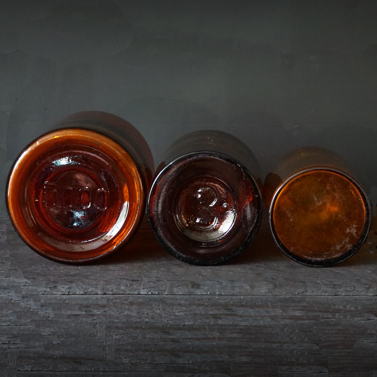 Vetro Sette grandi vasi da farmacia in vetro ambrato marrone tedesco della metà del XX secolo con coperchio in vendita