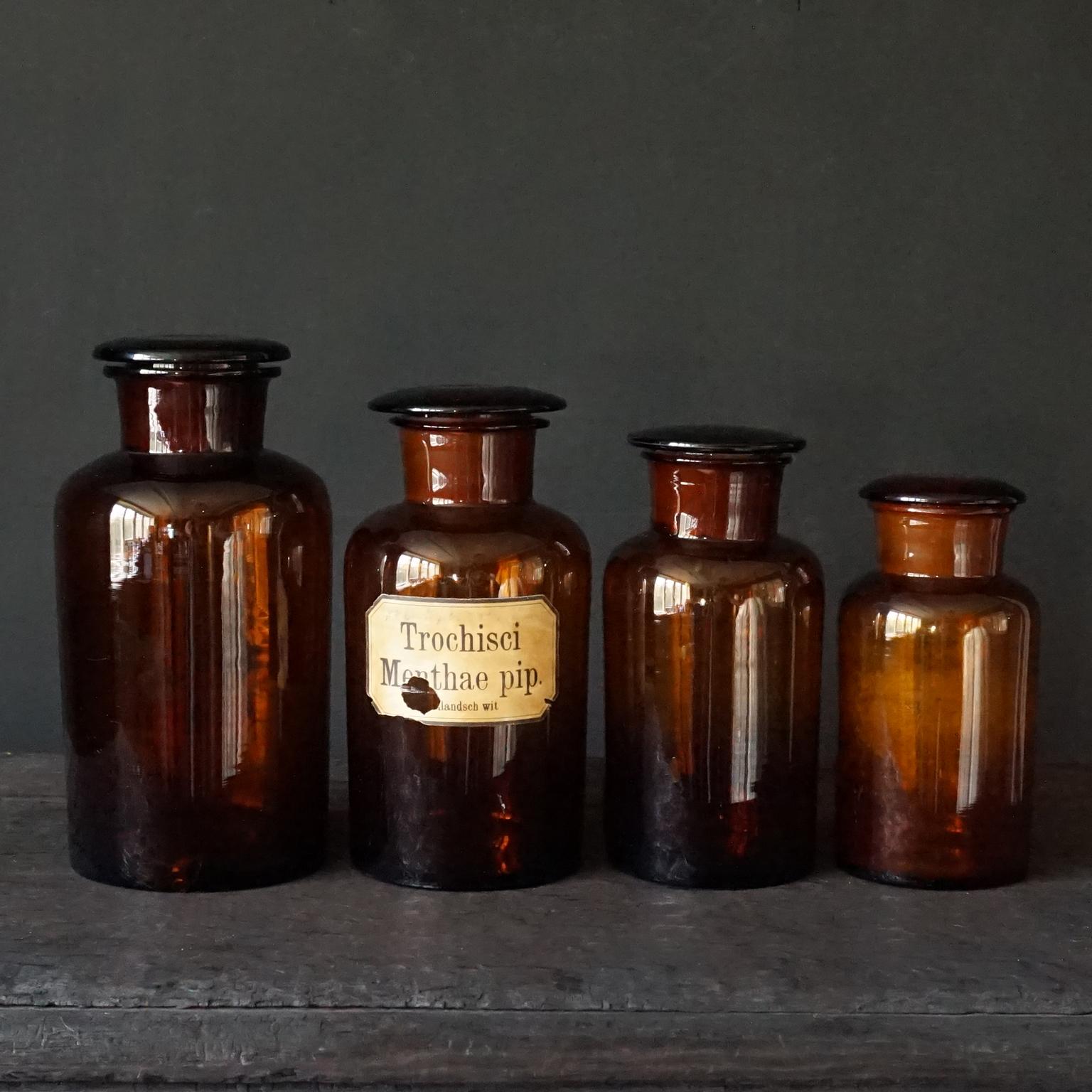 Sette grandi vasi da farmacia in vetro ambrato marrone tedesco della metà del XX secolo con coperchio in vendita 1