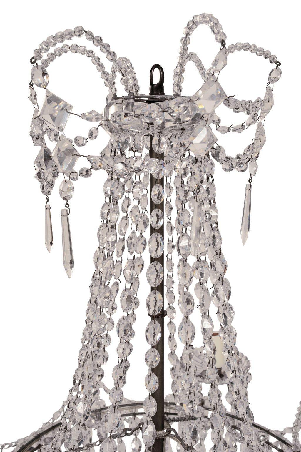 Lampadario neoclassico a sette luci in cristallo del 1850-1879 circa. Lampadario in cristallo e vetro trasparente recentemente elettrificato con quattro bracci (ciascuno illuminato da luci a candelabro) e tre luci centrali a candelabro aggiunte di