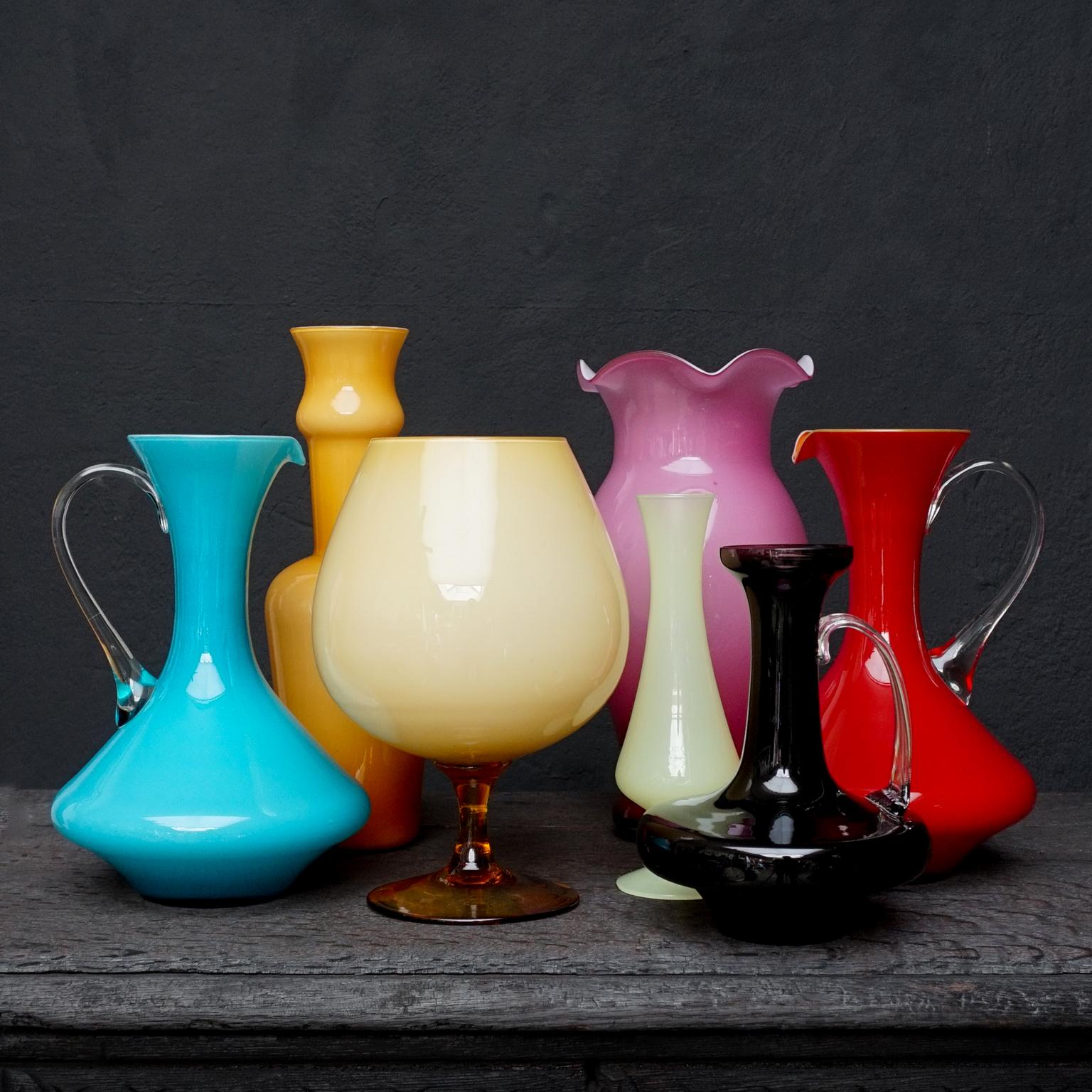 Ensemble spectaculaire de sept grands vases colorés en verre Stelvia Opalina Fiorentina du milieu du siècle dernier, provenant d'Empoli, en Italie.

L'Opalina Fiorentina est un style de verre doublé originaire d'Empoli, dans la région de Florence,
