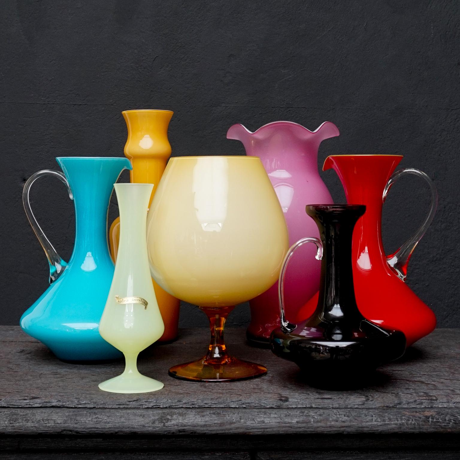 Milieu du XXe siècle Sept vases italiens en verre soufflé Stelvia Opalina Fiorentina du milieu du siècle dernier