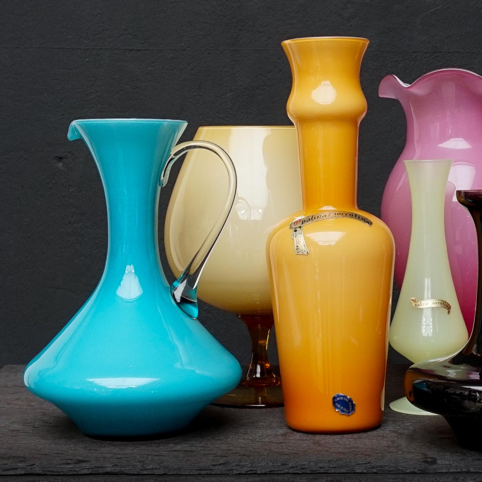 Verre brun Sept vases italiens en verre soufflé Stelvia Opalina Fiorentina du milieu du siècle dernier