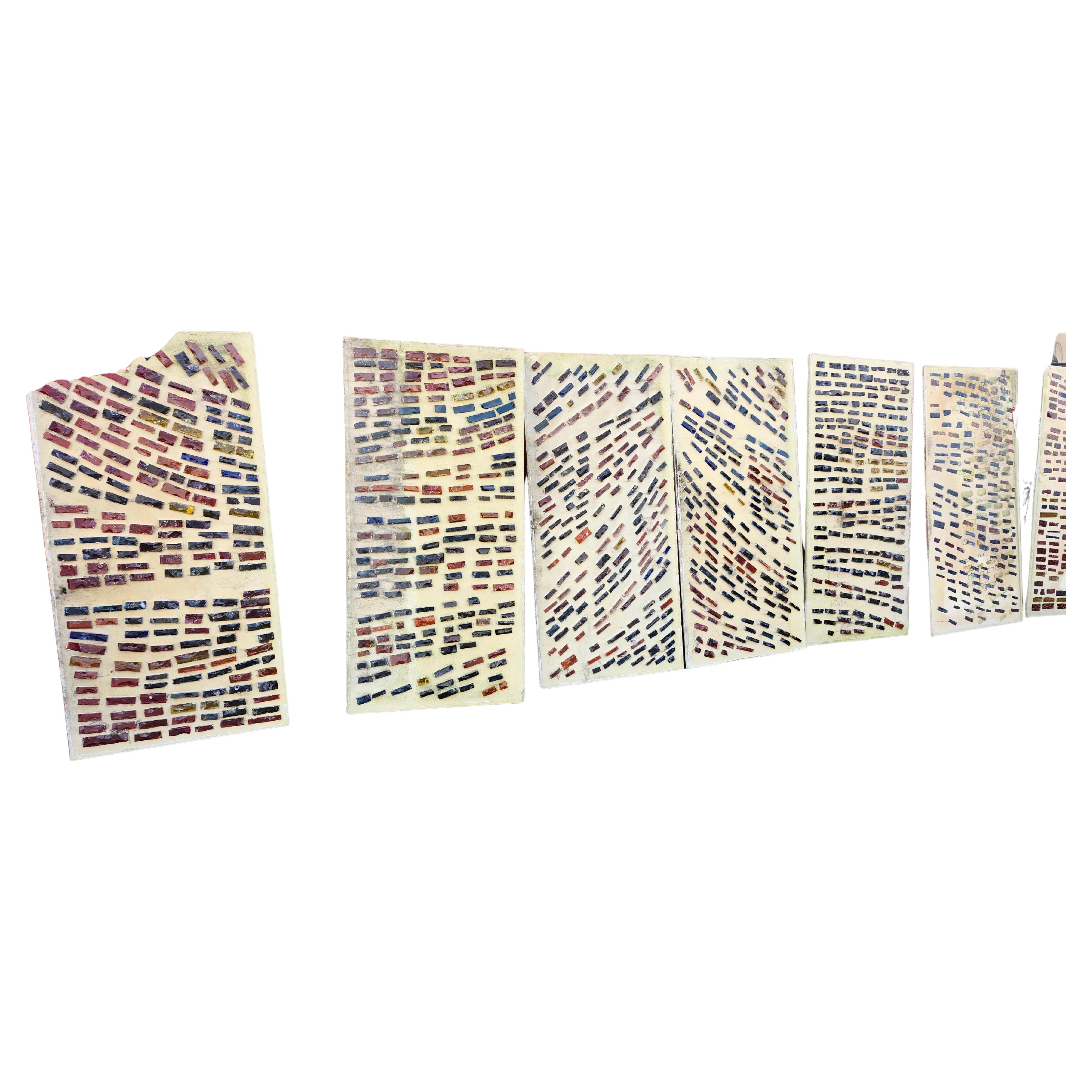 Stupefacente set di 7 vetrate astratte e pesanti inserite in una composizione di argilla. Con uno spessore di 57 x 27,75 x 3/4 pollici, queste vetrate sono un elemento architettonico straordinario e provengono da una cappella demolita in