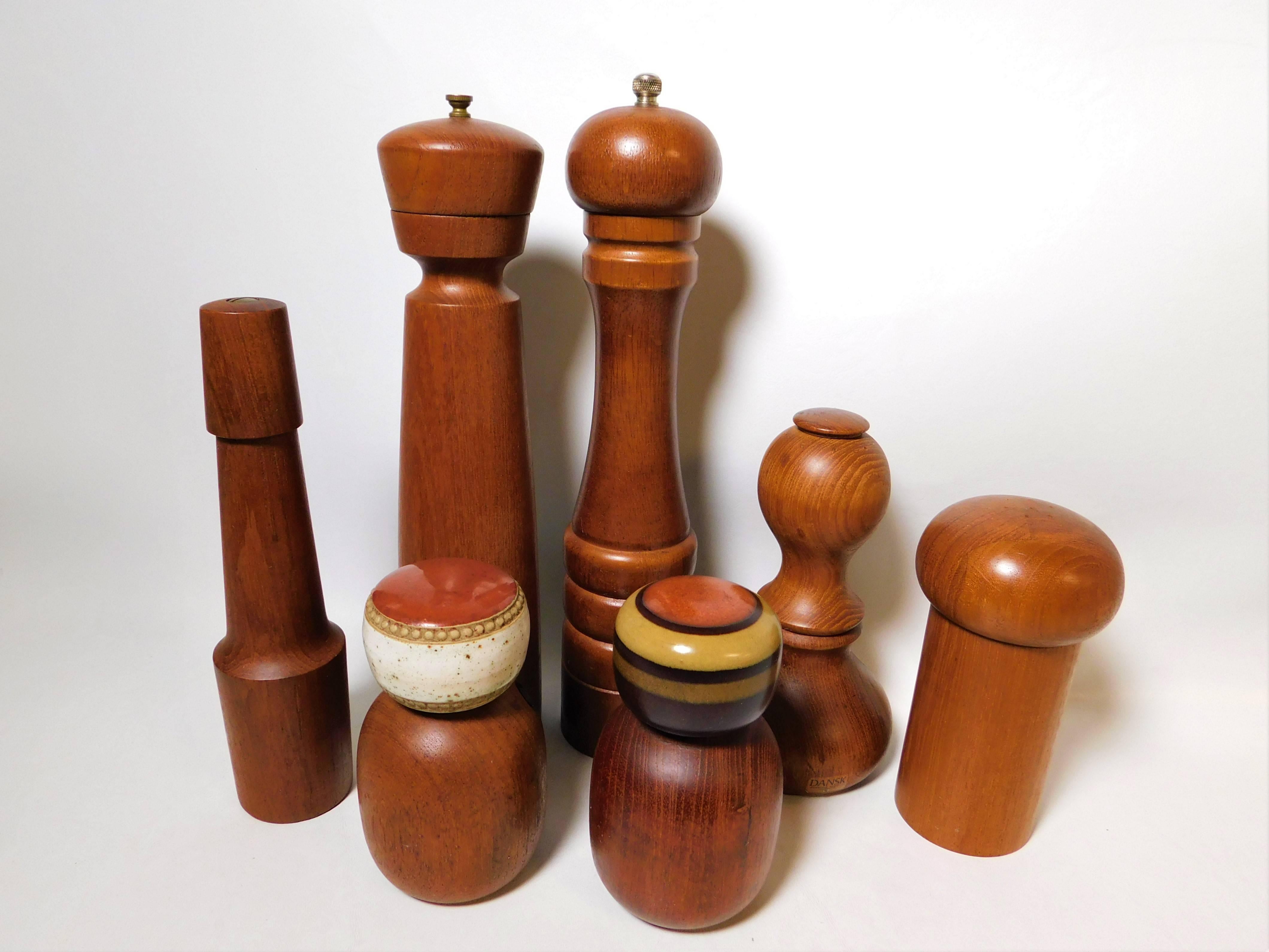Mid-Century Modern Sept moulins à poivre et moulins à sel en bois de teck datant du milieu du siècle dernier