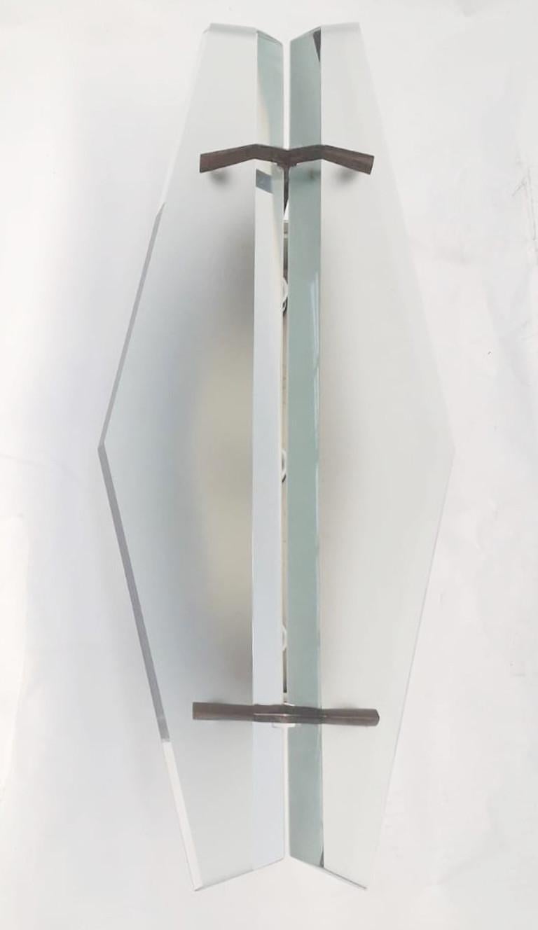 Vintage Italian beveled glass and brass wall lights, designed by Max Ingrand and manufactured by Fontana Arte, model 1943, circa 1960s, made in Milan, Italy

Measures: Height 17.5 inches, width 7.5 inches, depth 6 inches
3 lights / original E14