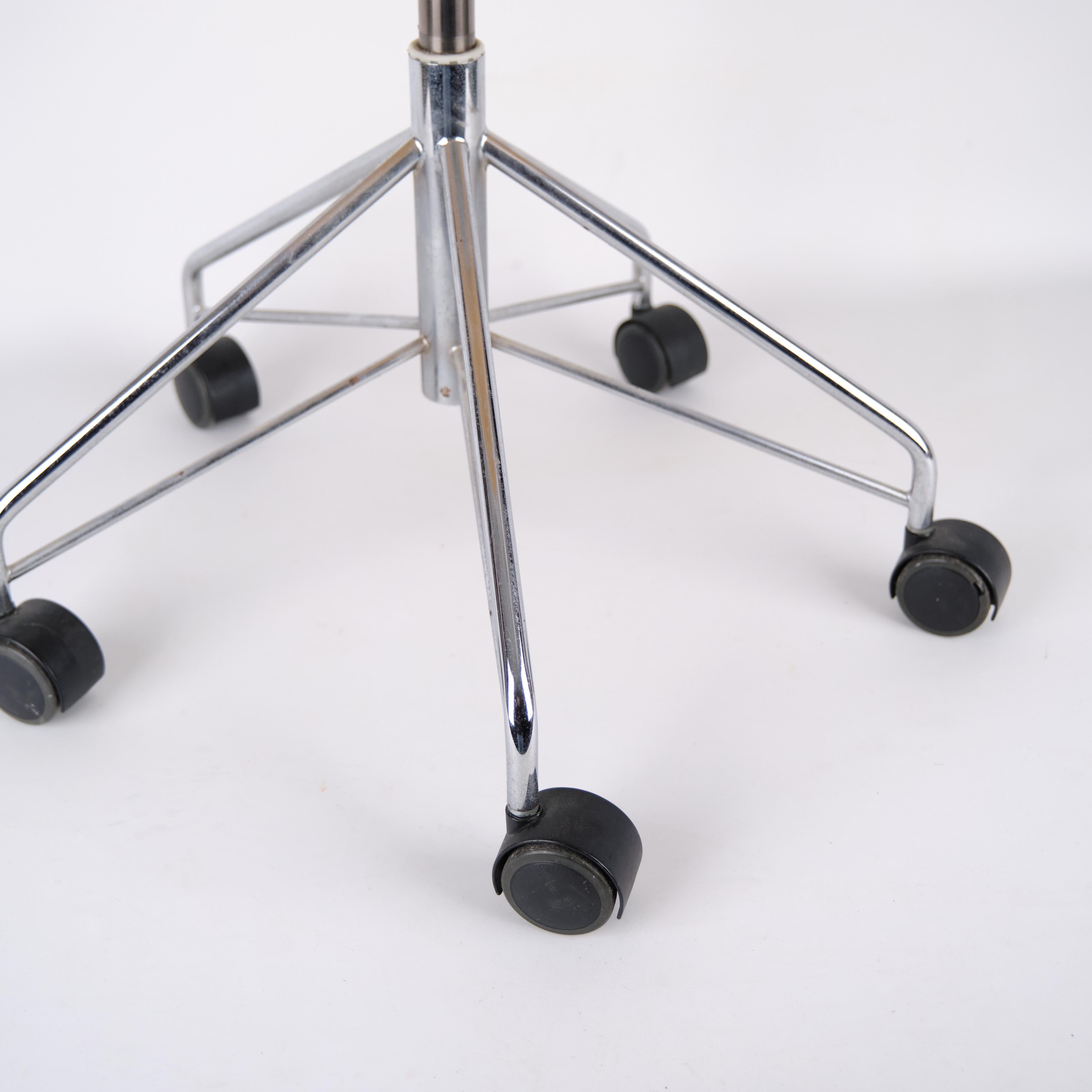 Mid-Century Modern Seven Office Chair Model 3117 In Patinated Natural Leather With Swivel Function For Sale