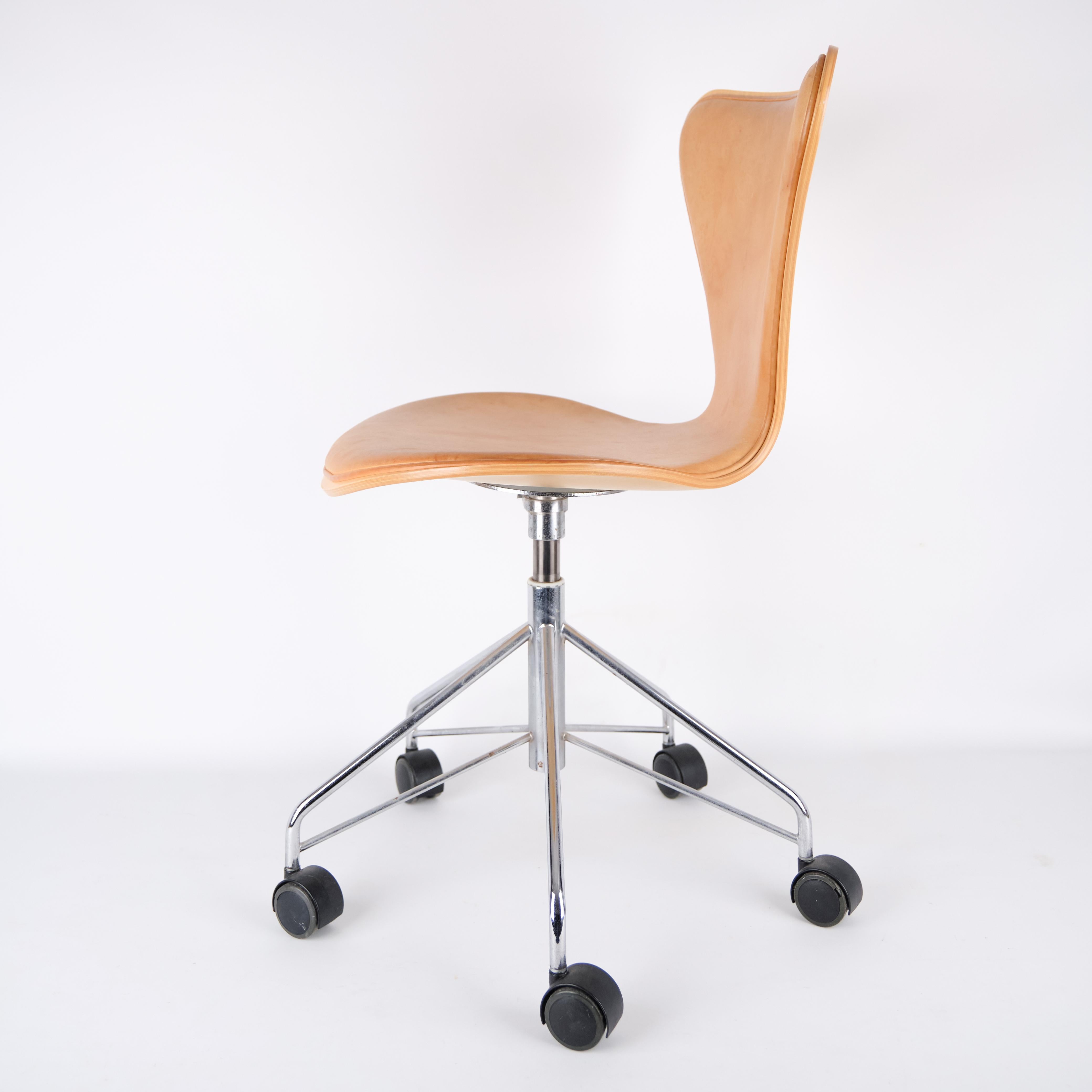 Seven Office Chair Model 3117 In Patinated Natural Leather With Swivel Function In Good Condition For Sale In Lejre, DK