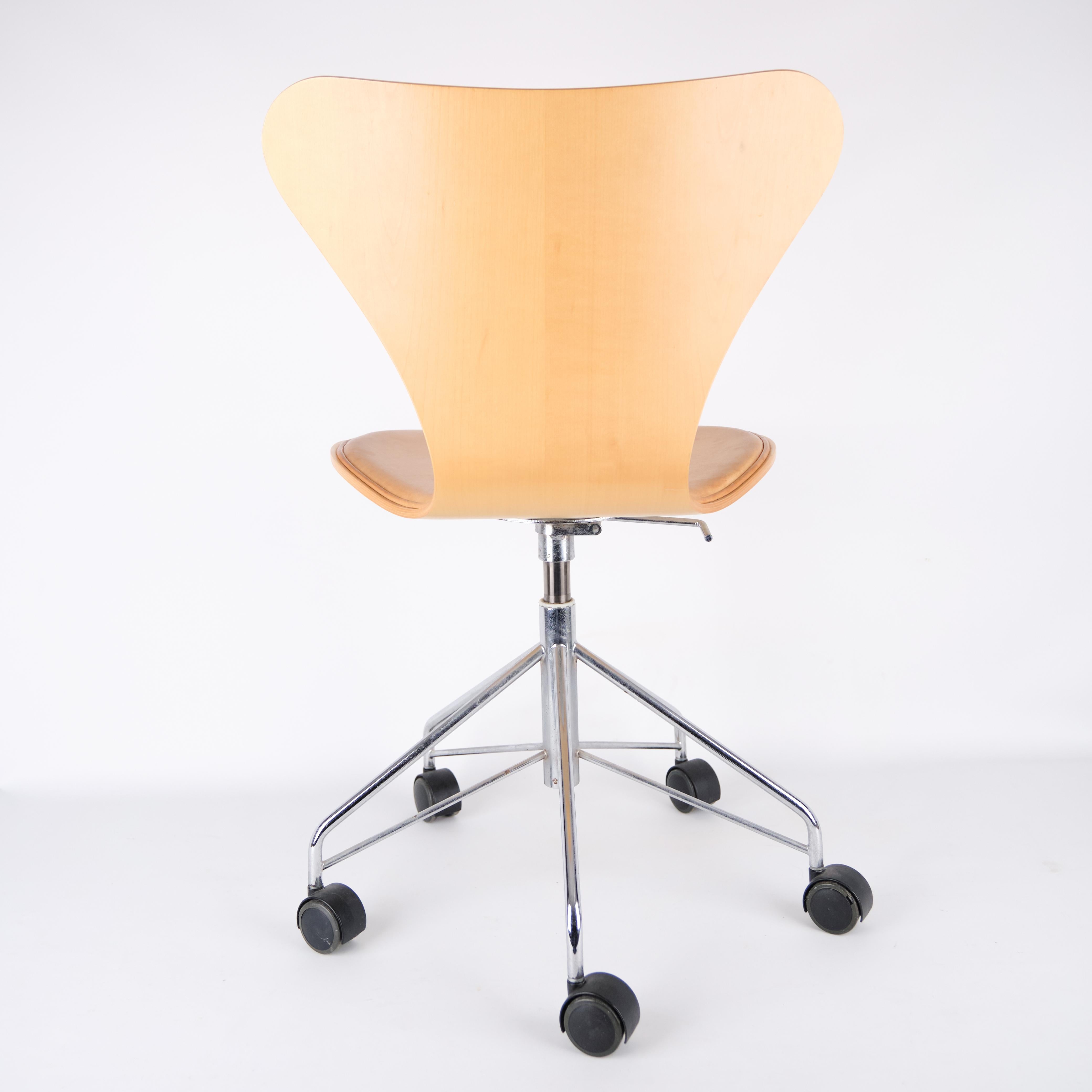 Mid-20th Century Seven Office Chair Model 3117 In Patinated Natural Leather With Swivel Function For Sale