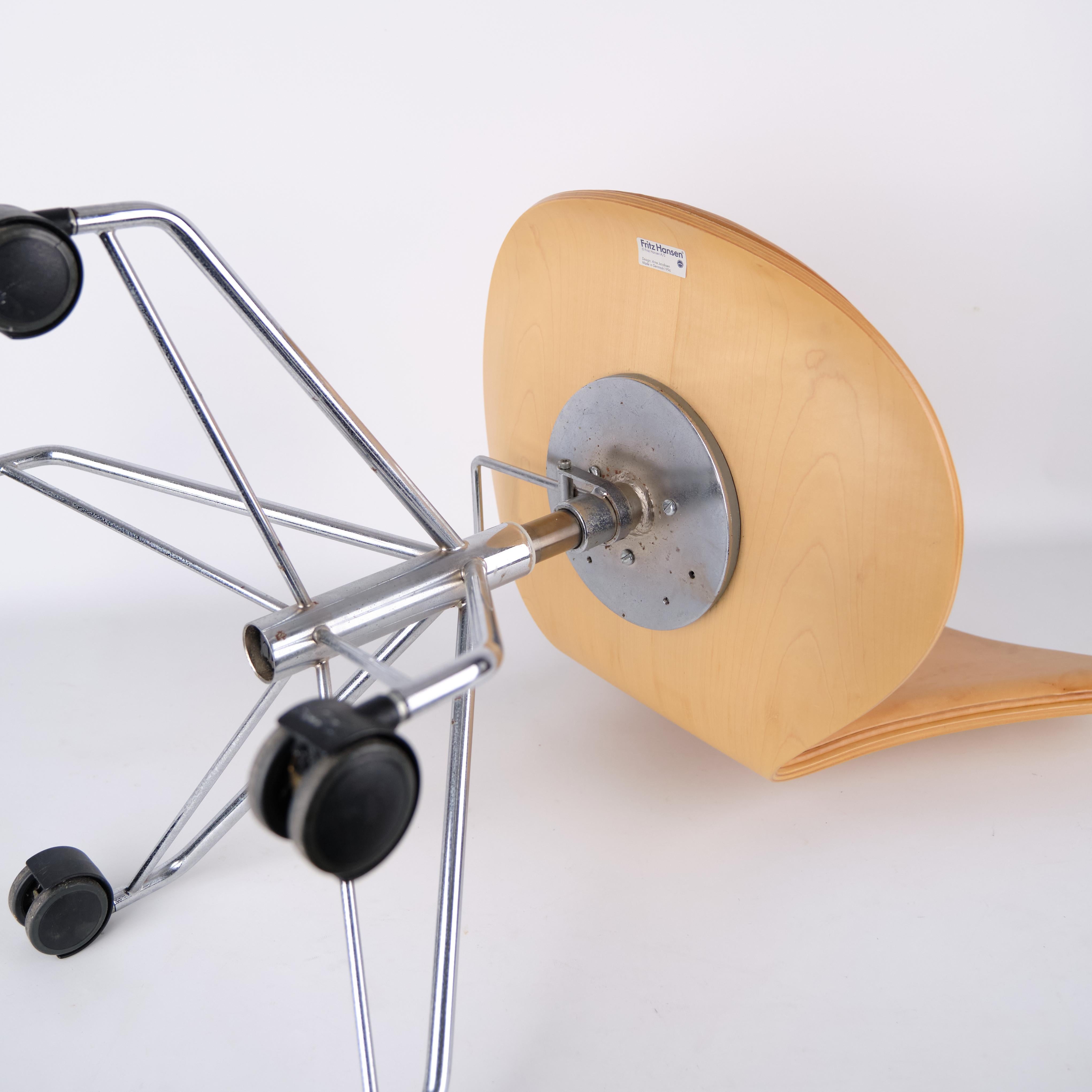 Seven Office Chair Model 3117 In Patinated Natural Leather With Swivel Function For Sale 2