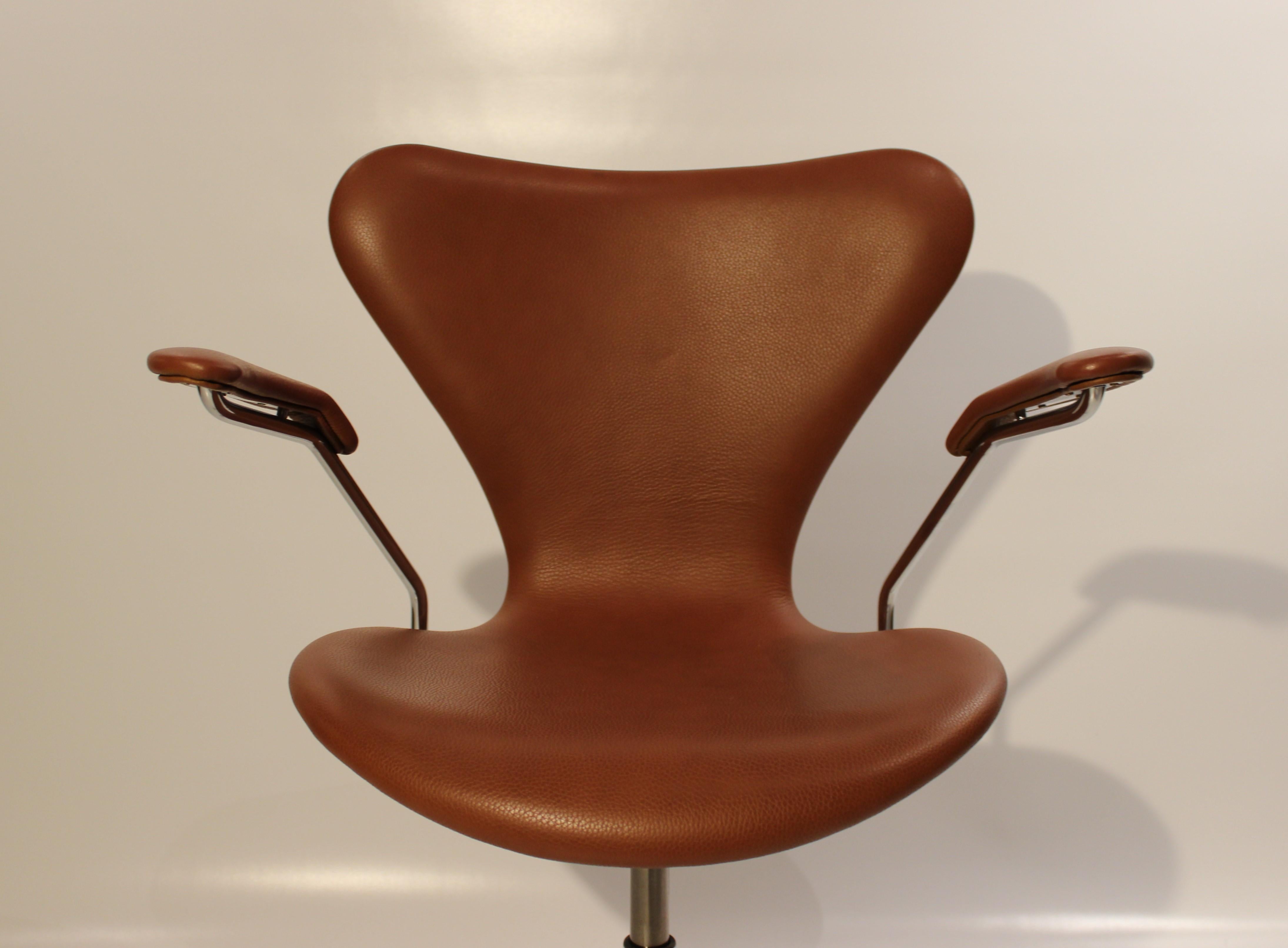 Danish Scandinavian Modern Office Chair, Model 3217, by Arne Jacobsen and Fritz Hansen For Sale
