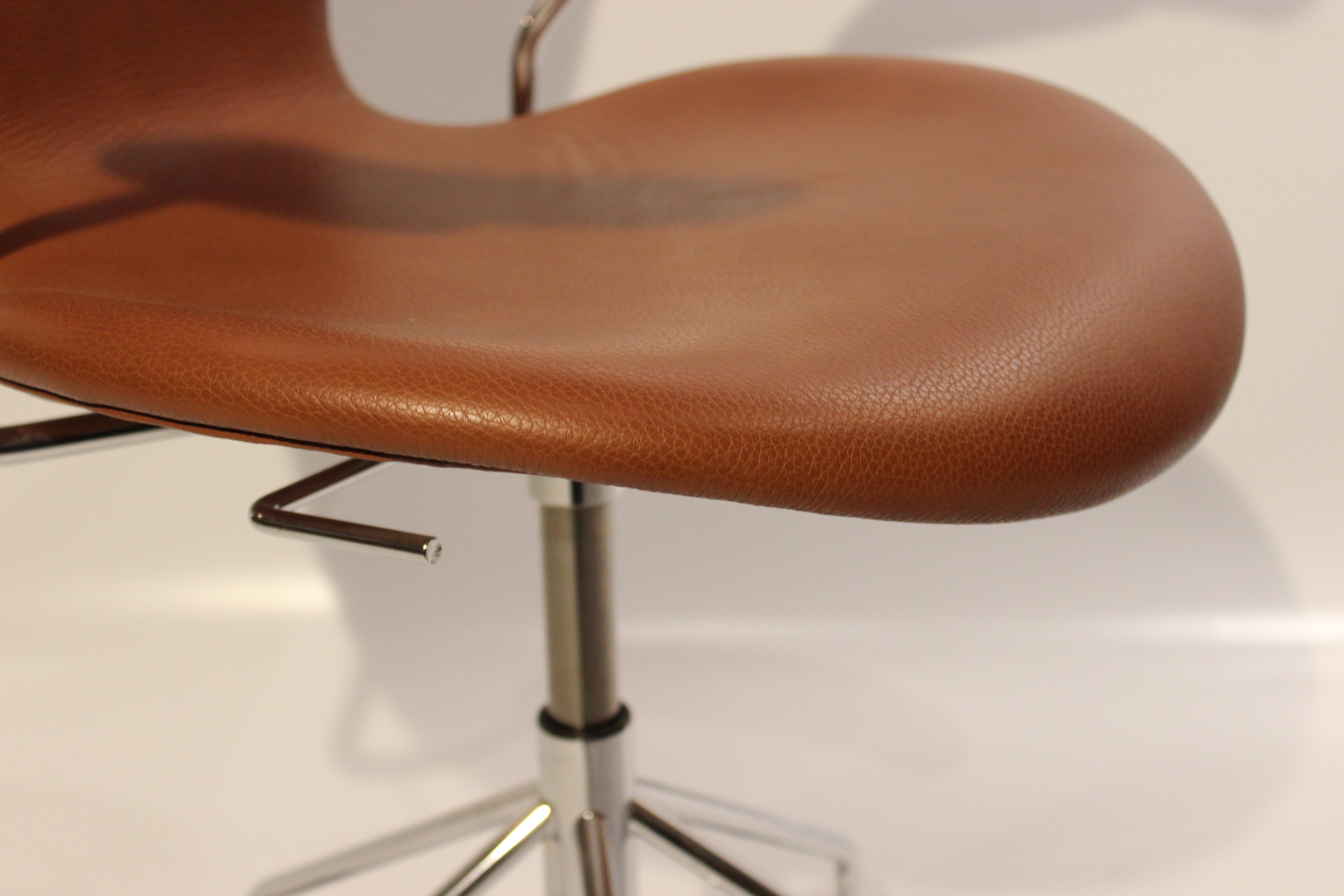 Leather Scandinavian Modern Office Chair, Model 3217, by Arne Jacobsen and Fritz Hansen For Sale