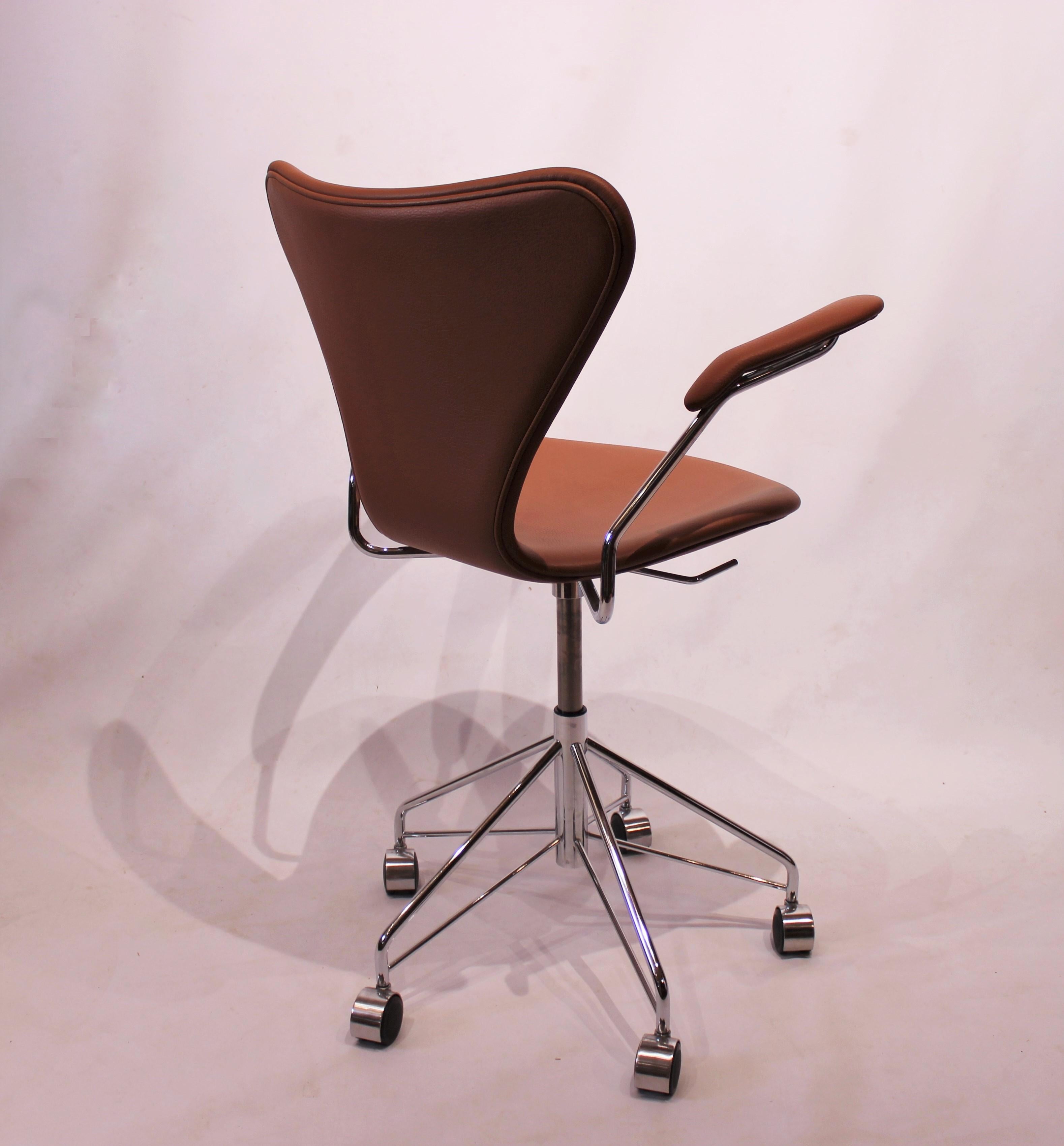 Scandinavian Modern Seven Office Chair, Model 3217, in Cognac Classic Leather, Arne Jacobsen