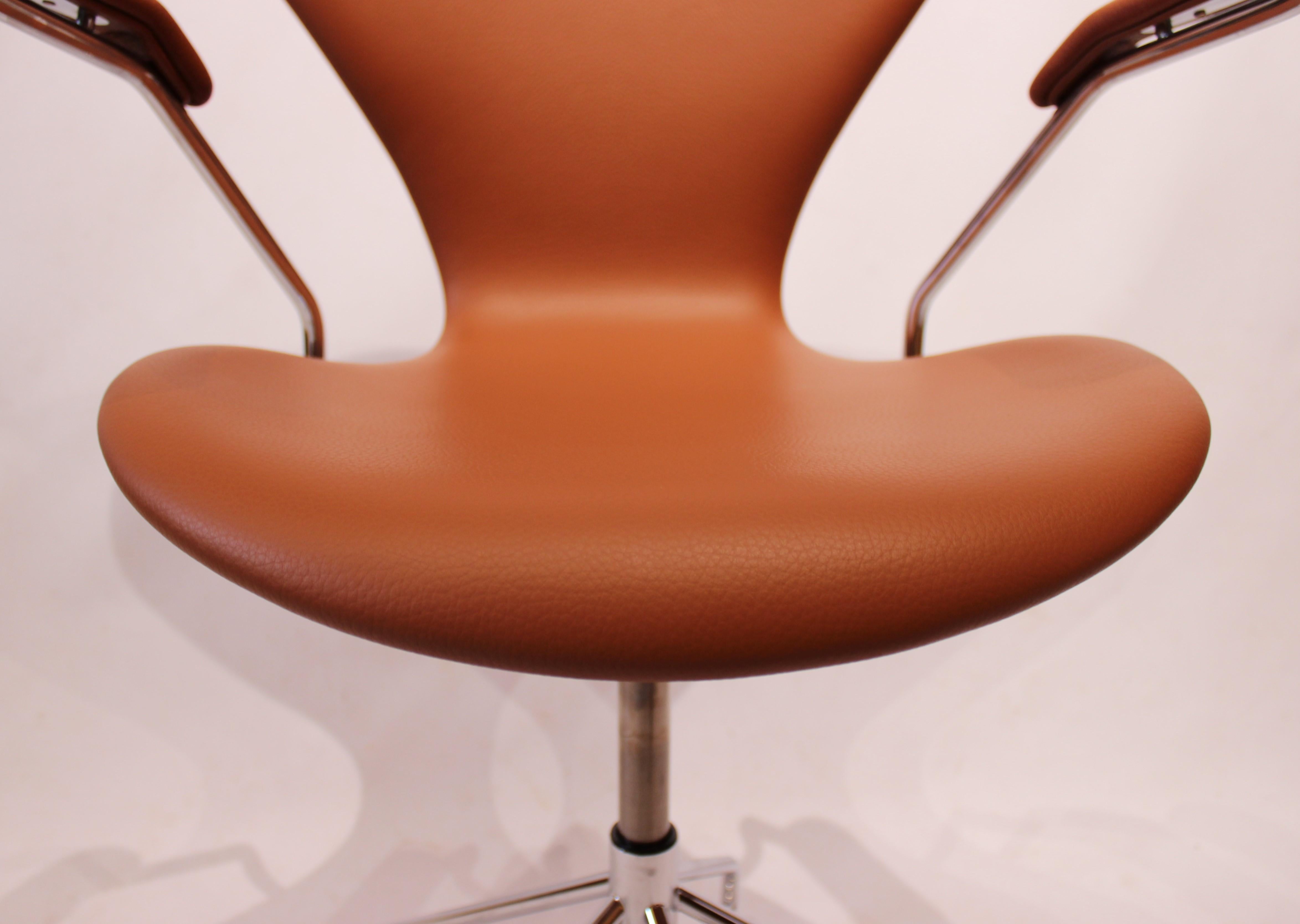 Seven Office Chair, Model 3217, in Cognac Classic Leather, Arne Jacobsen In Excellent Condition In Lejre, DK