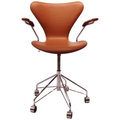 Seven Office Chair, Model 3217, in Cognac Classic Leather, Arne Jacobsen