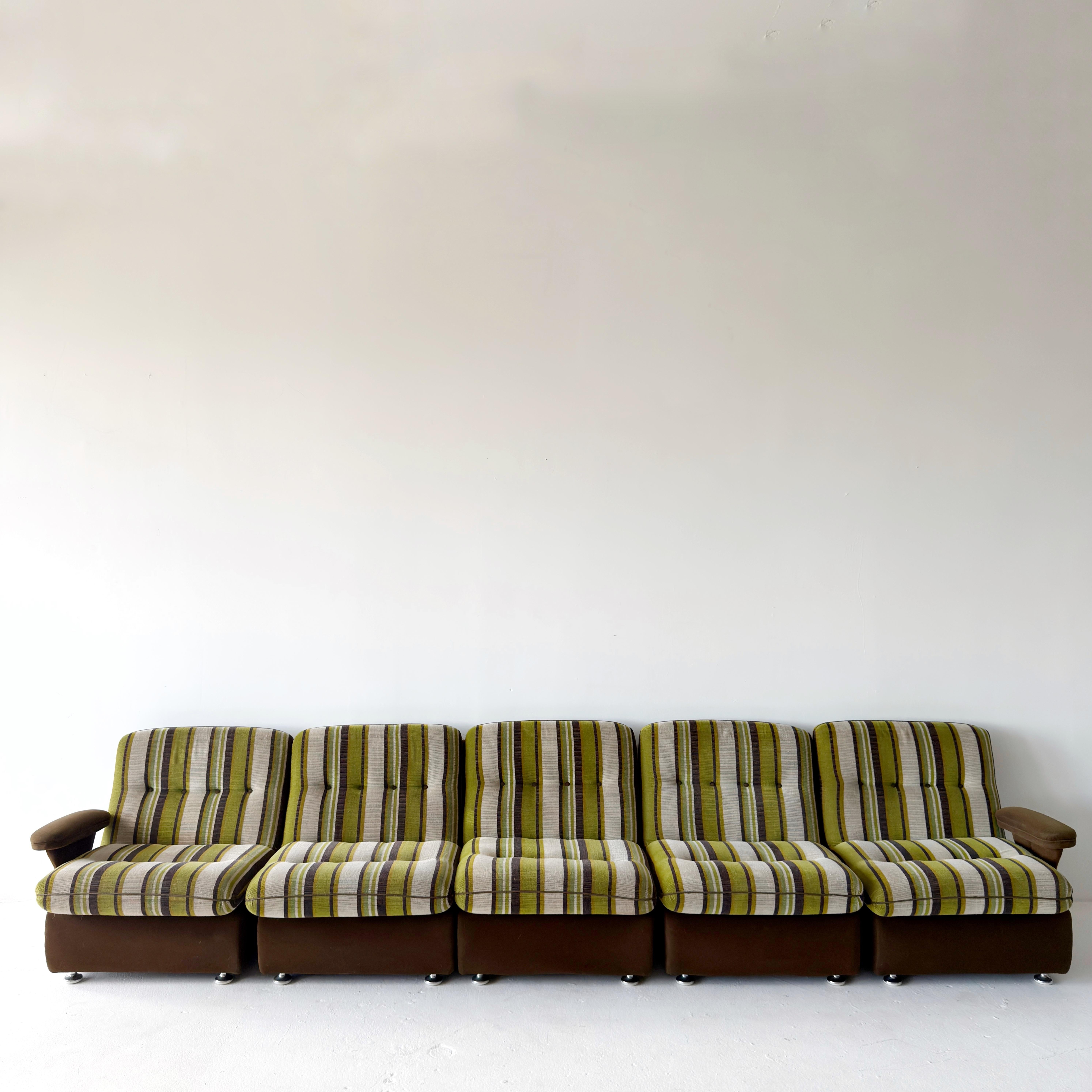 seven-piece 1970s striped modular sofa and chairs In Good Condition For Sale In Los Angeles, CA
