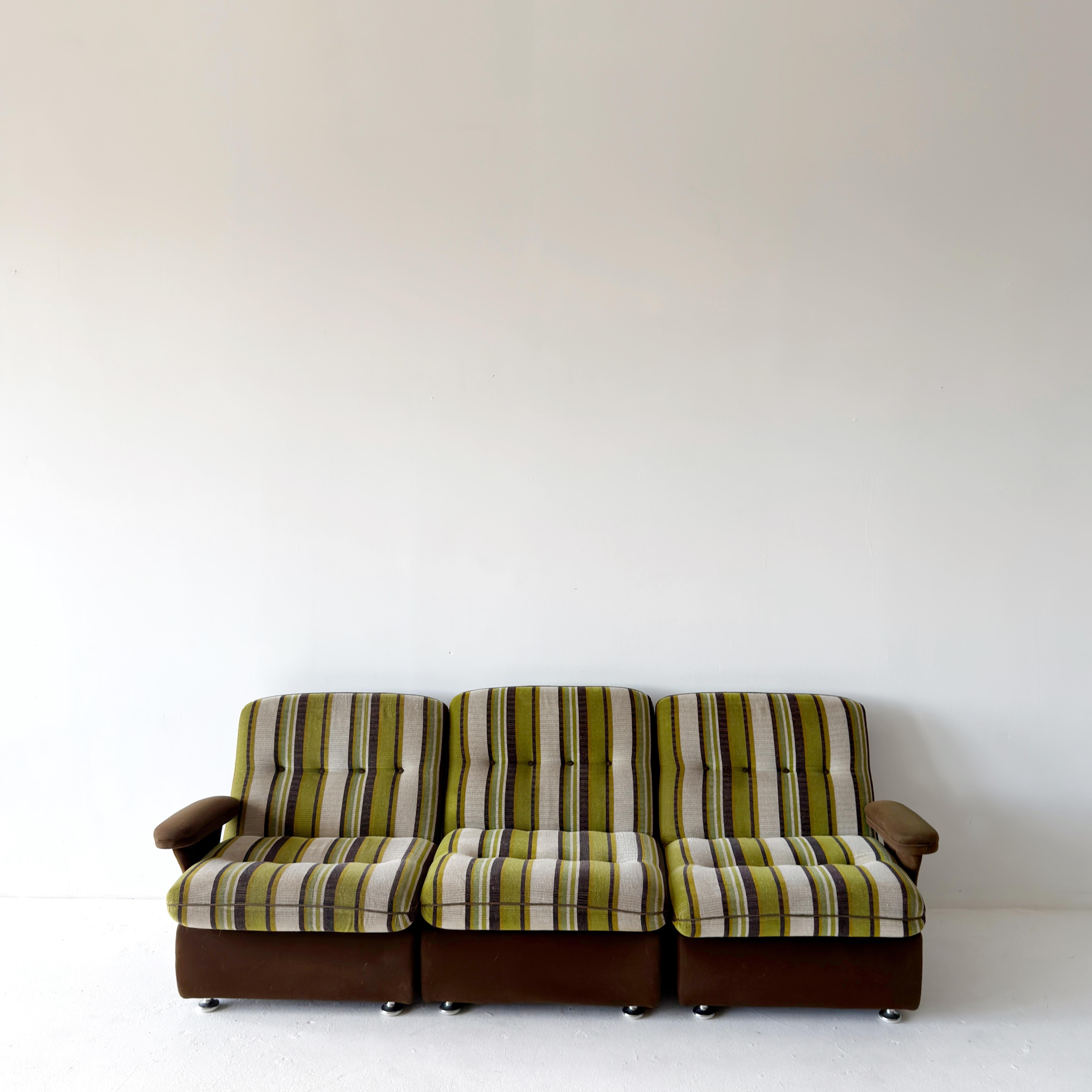 seven-piece 1970s striped modular sofa and chairs For Sale 1