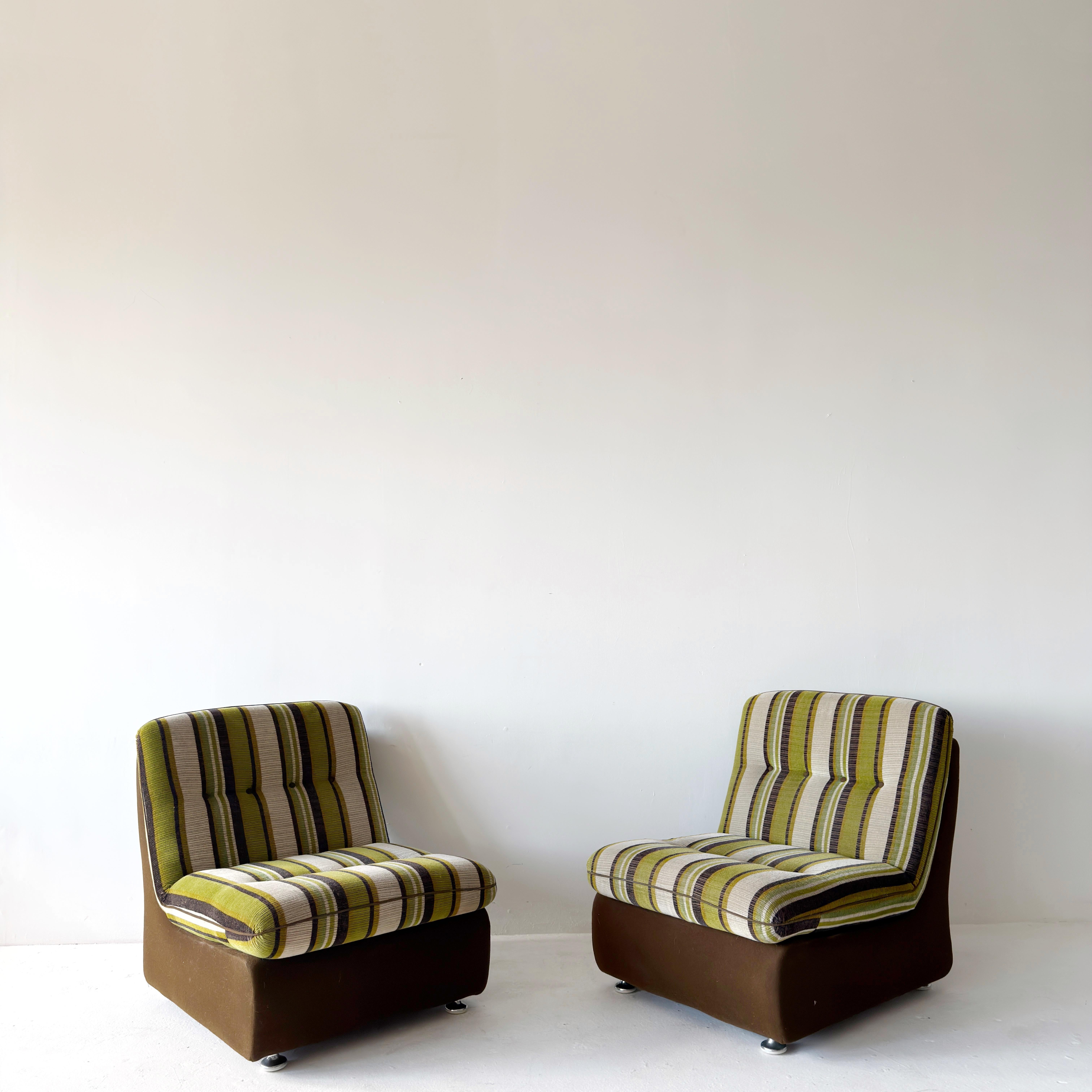 seven-piece 1970s striped modular sofa and chairs For Sale 2