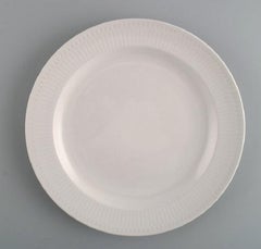 Sept assiettes en porcelaine Rrstrand, grce sudoise. Milieu du 20e sicle.