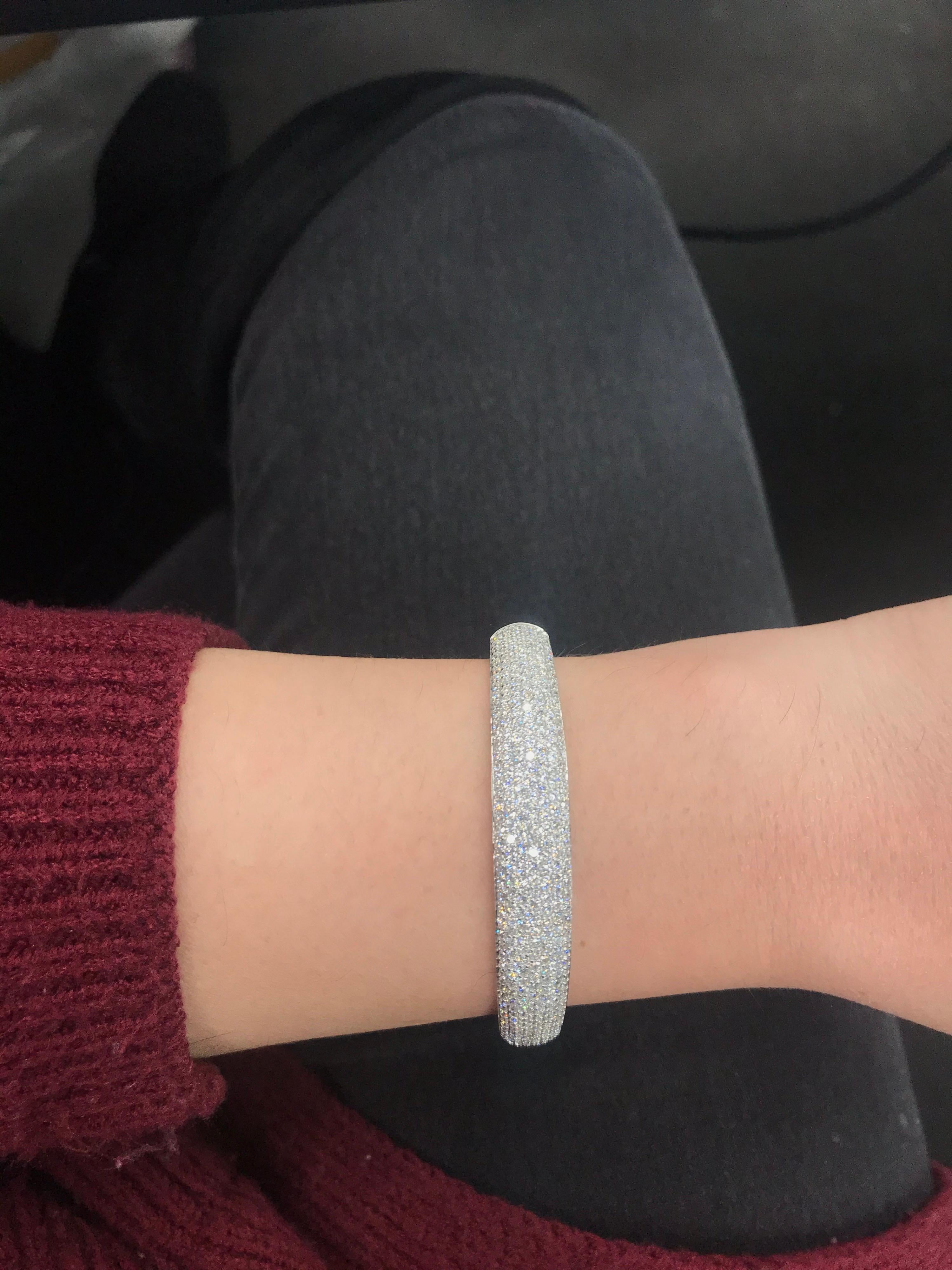 Braccialetto in oro bianco 18 carati con sette file di brillanti rotondi da 3,75 carati.
Colore G-H
Chiarezza SI