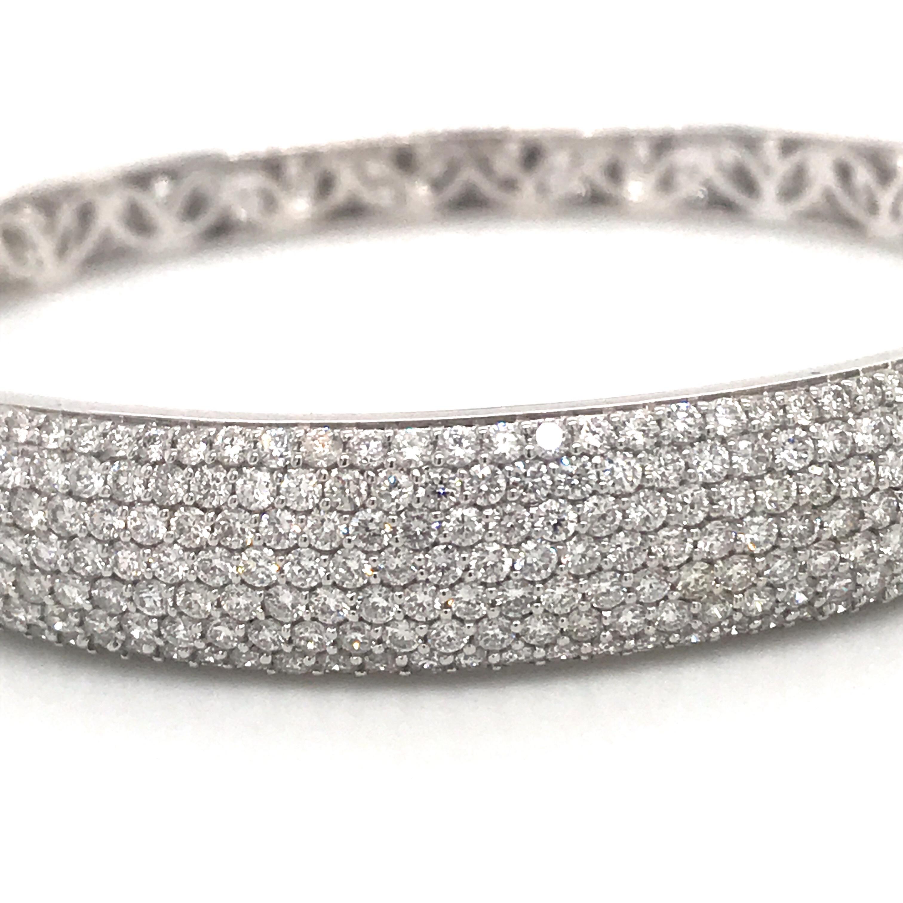 Contemporaneo Bracciale Bangel a sette file di diamanti da 3,75 carati in oro bianco 18 carati in vendita