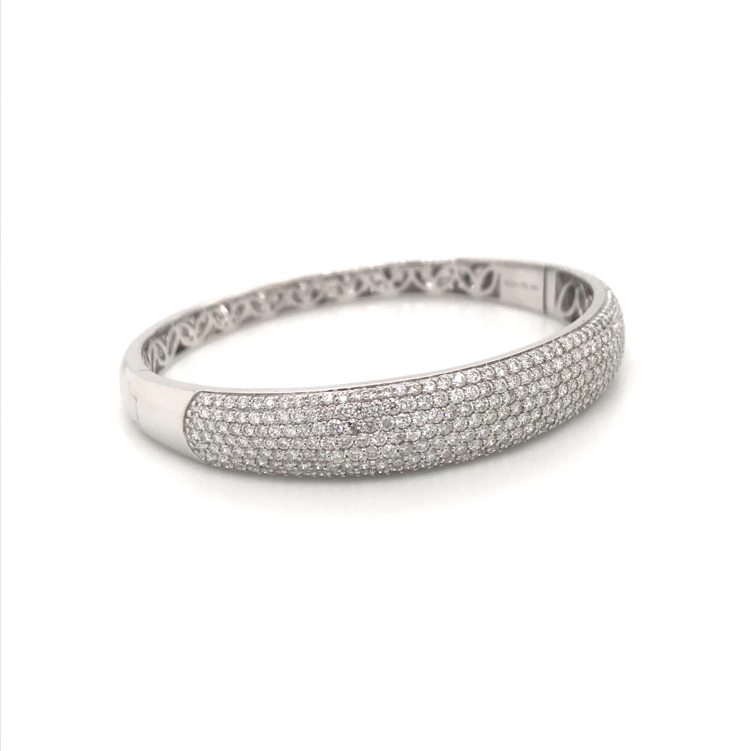 Taglio rotondo Bracciale Bangel a sette file di diamanti da 3,75 carati in oro bianco 18 carati in vendita