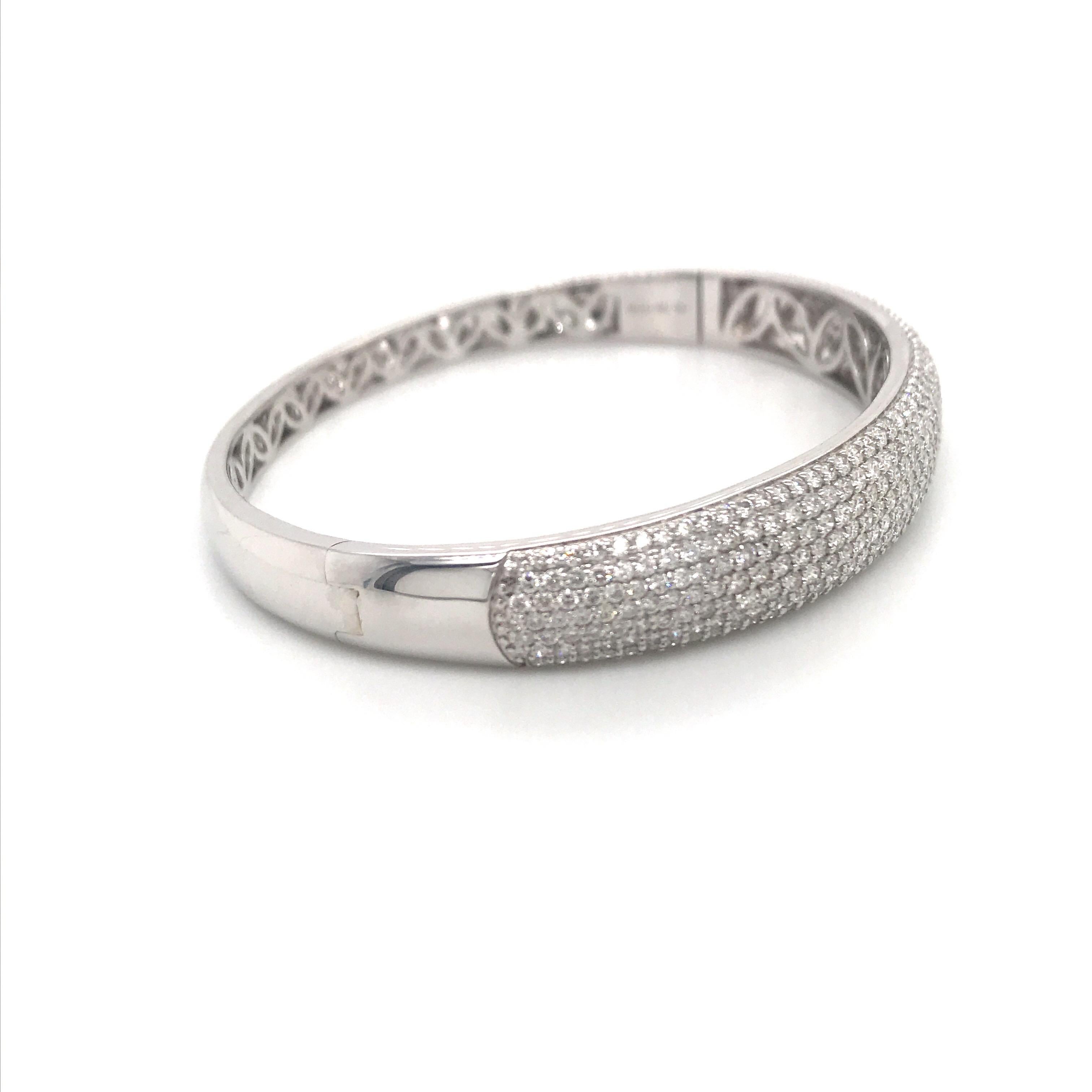 Bracciale Bangel a sette file di diamanti da 3,75 carati in oro bianco 18 carati In condizioni Nuovo in vendita a New York, NY