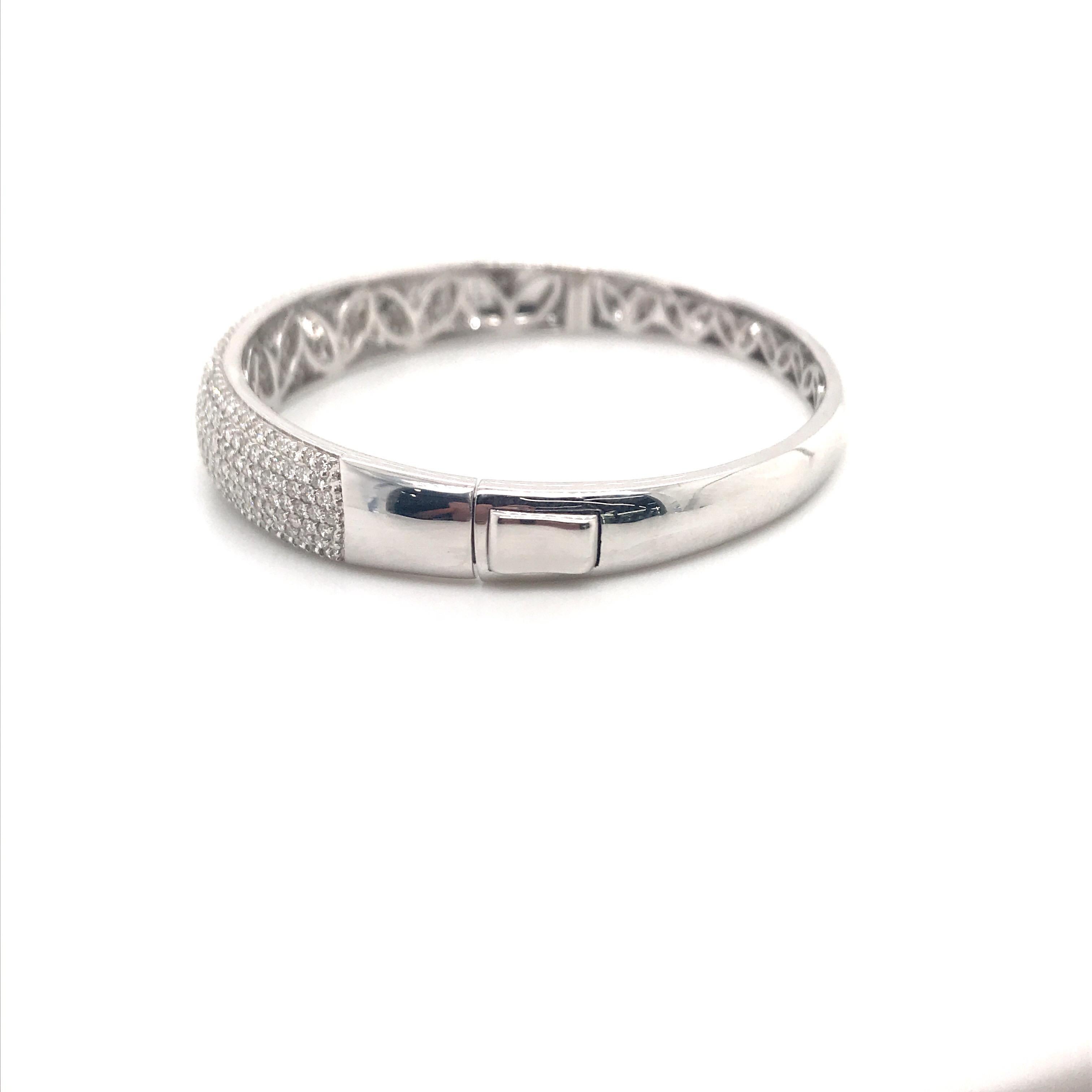 Donna Bracciale Bangel a sette file di diamanti da 3,75 carati in oro bianco 18 carati in vendita