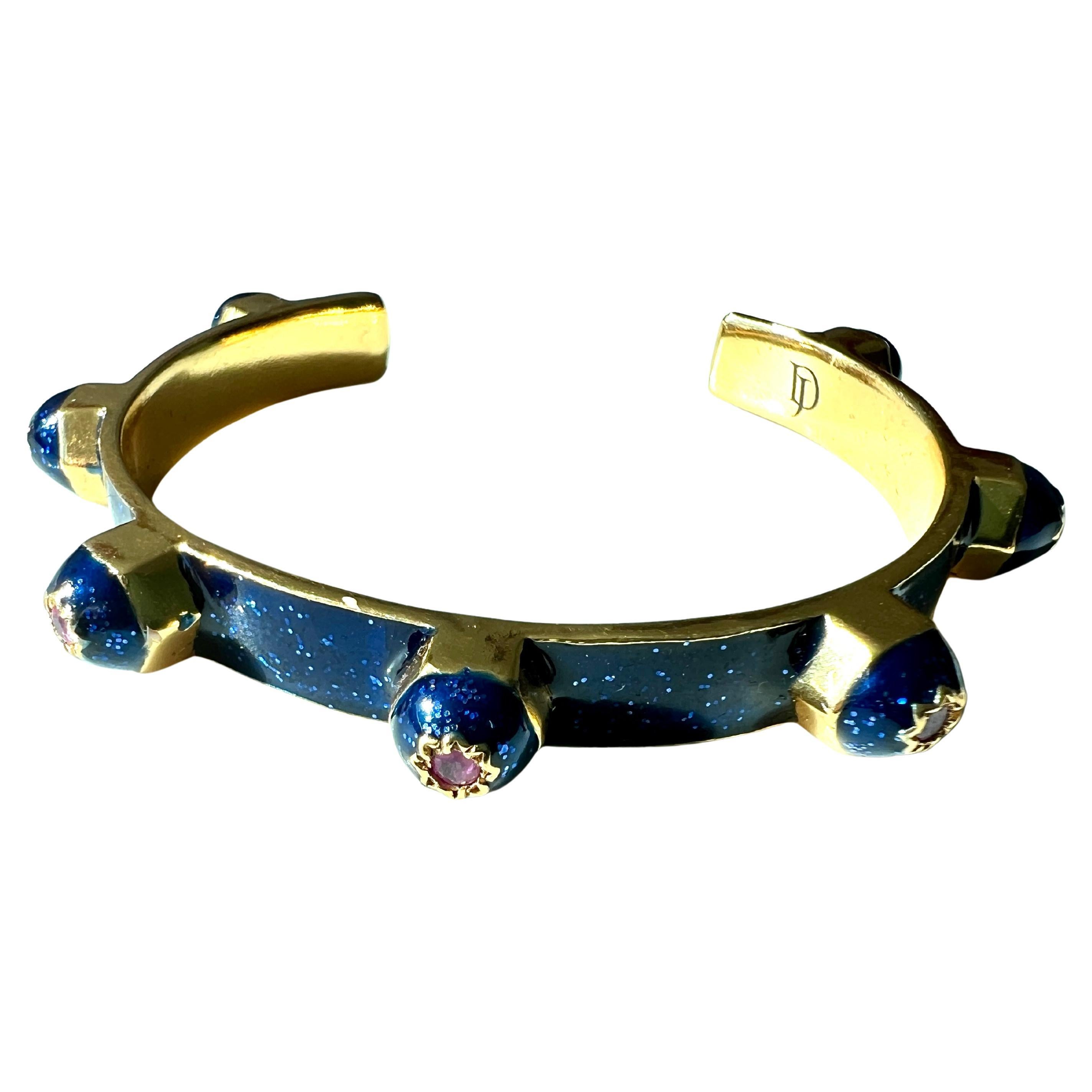 Taille brillant Bracelet manchette fantaisie en émail bleu avec rubis en vente