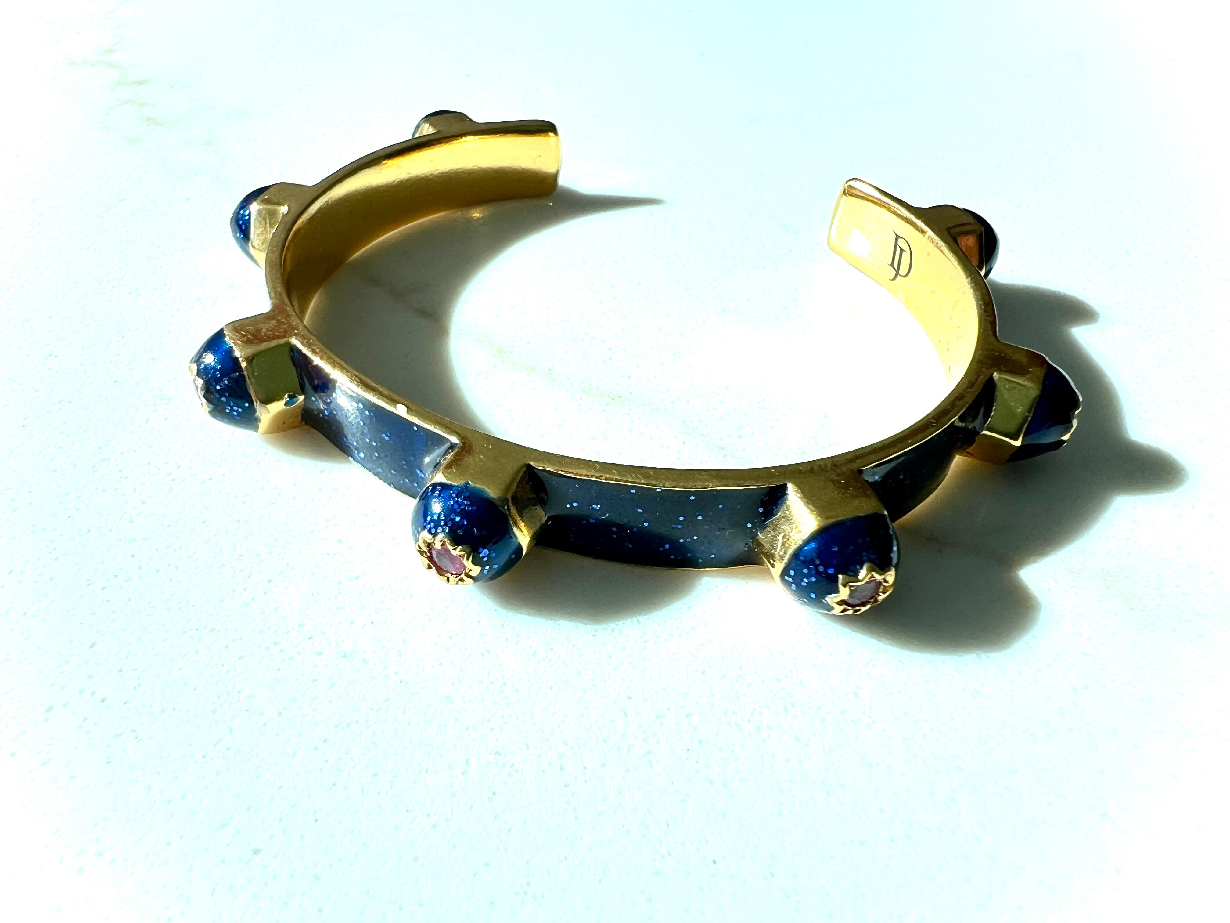 Bracelet manchette fantaisie en émail bleu avec rubis en vente 1