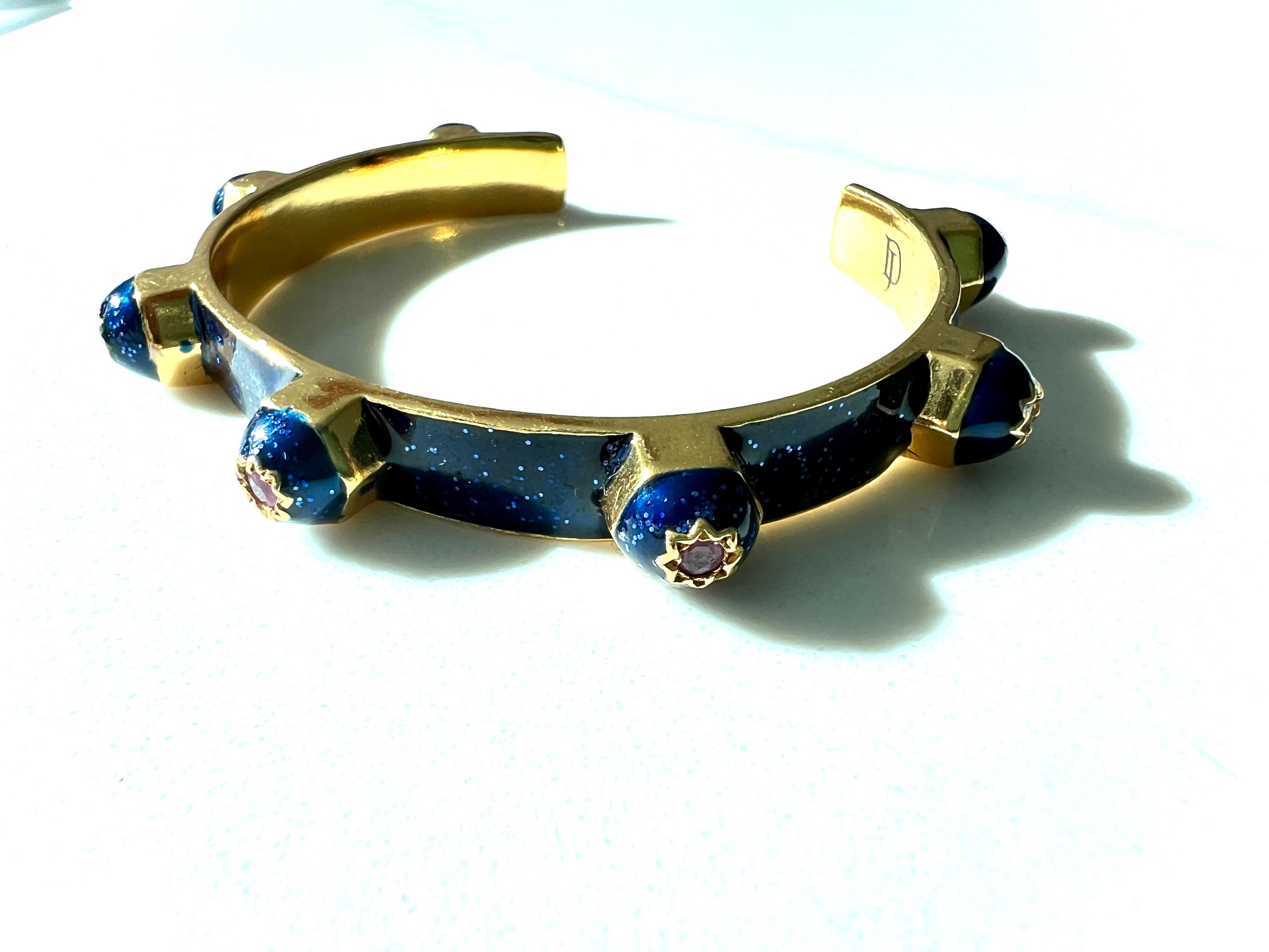 Bracelet manchette fantaisie en émail bleu avec rubis en vente 2