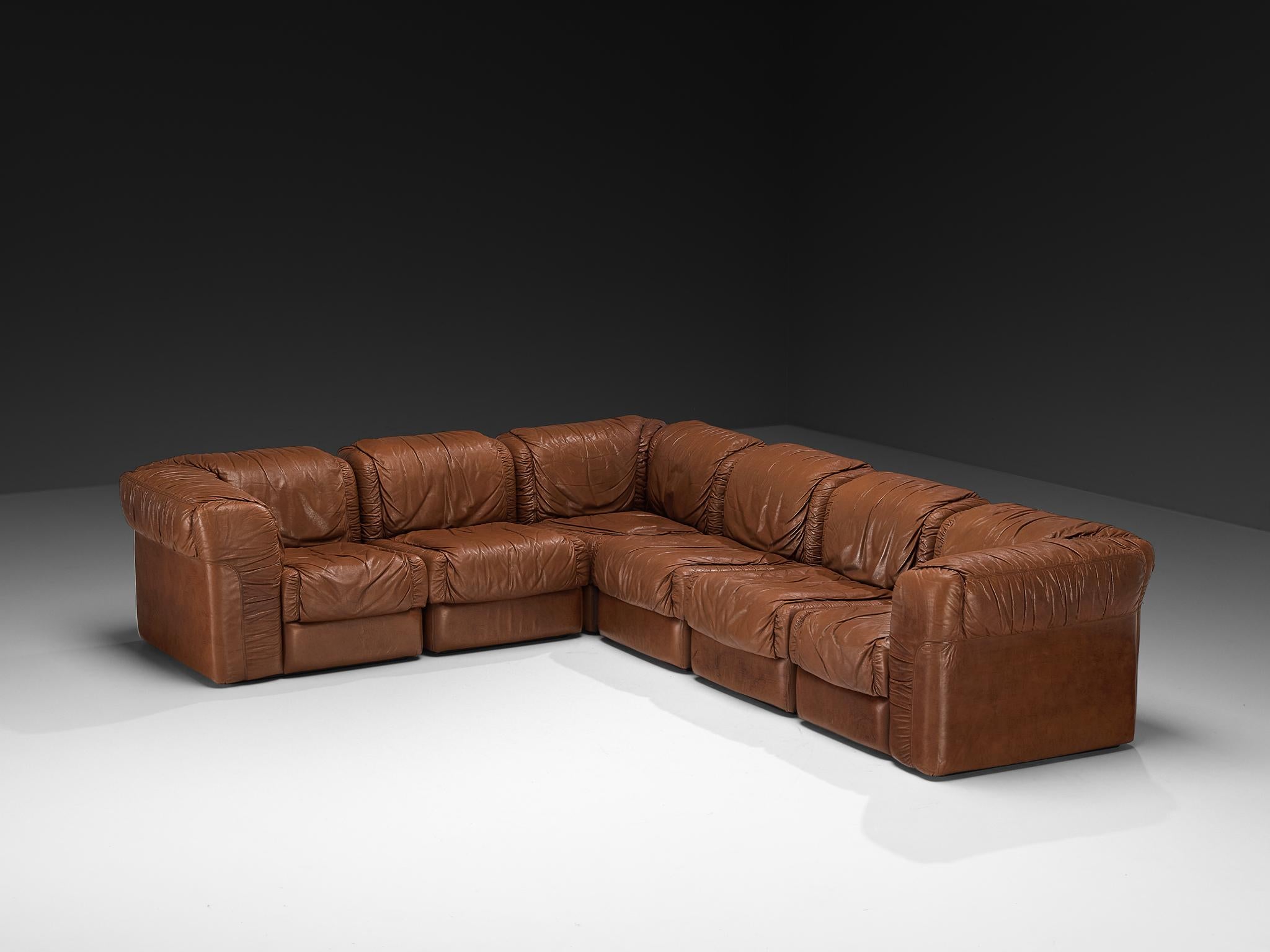 Sofá modular Seven Salotti, plástico, cuero, Italia, años 70

Este sofá modular del fabricante italiano Seven Salotti data de la década de 1970 y muestra el enfoque relajado y escultural de la época en materia de asientos. Tapizado en flexible piel