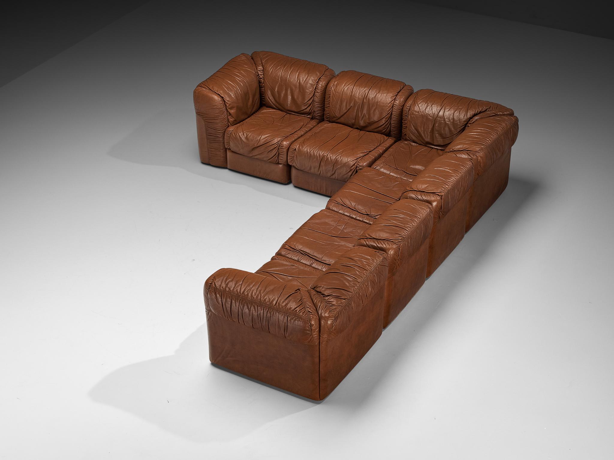Sofá modular Seven Salotti de piel color coñac Posmoderno en venta