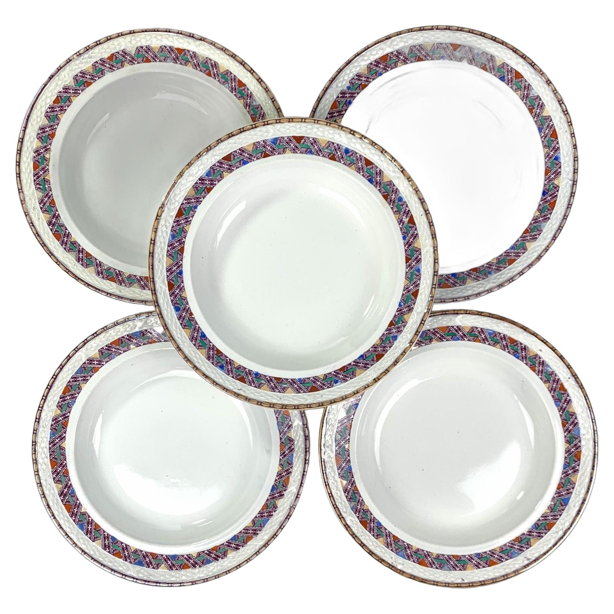 Questo set di sette grandi ciotole per zuppa presenta un bordo colorato con un intricato disegno dipinto in giallo, arancione, verde e viola.
Lungo il bordo c'è anche un motivo di intreccio a canestro che si ripete.
Dimensioni: 10,5
