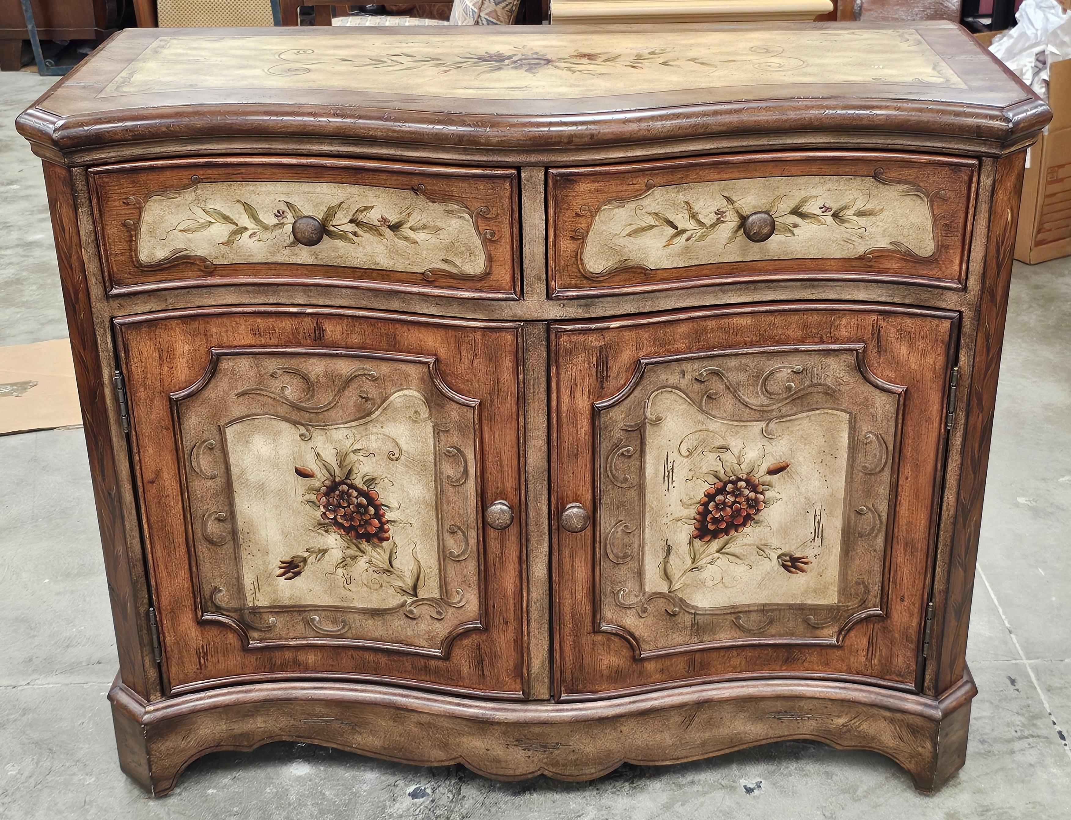 Seven Seas by Hooker Furniture Armadietto con cassettiera laterale decorata in legno e fiori
Misura 44
