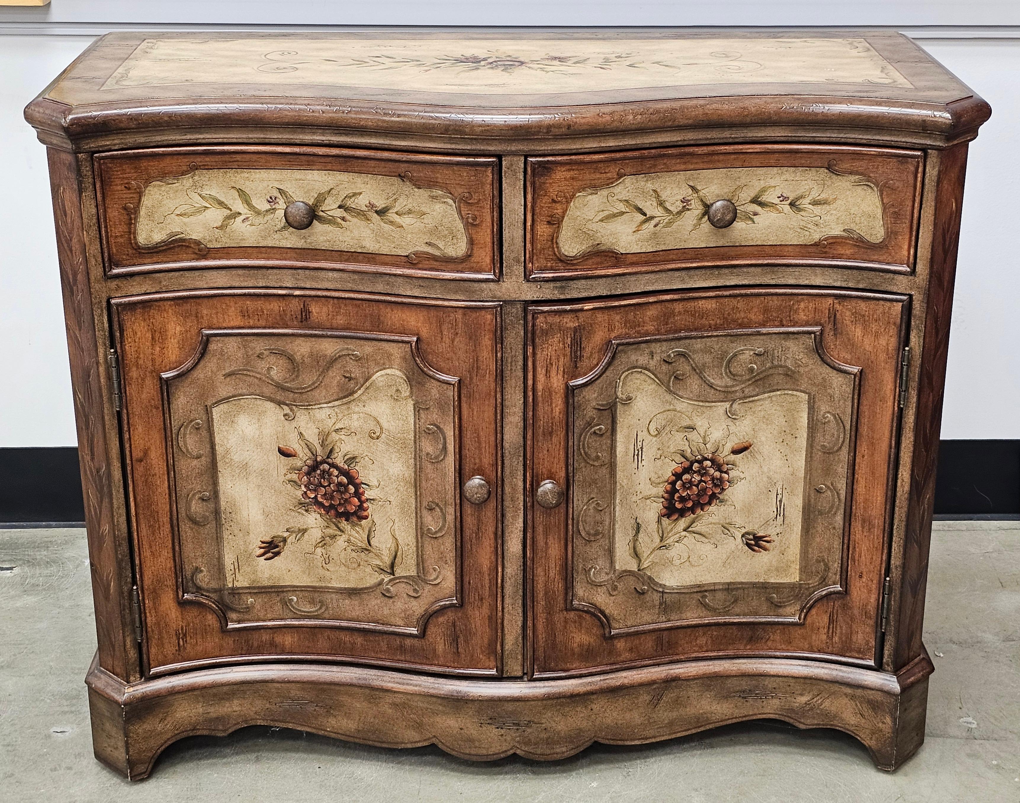Classico americano Seven Seas by Hooker Furniture Armadio a cassettoni con decorazioni floreali in legno di frutta in vendita