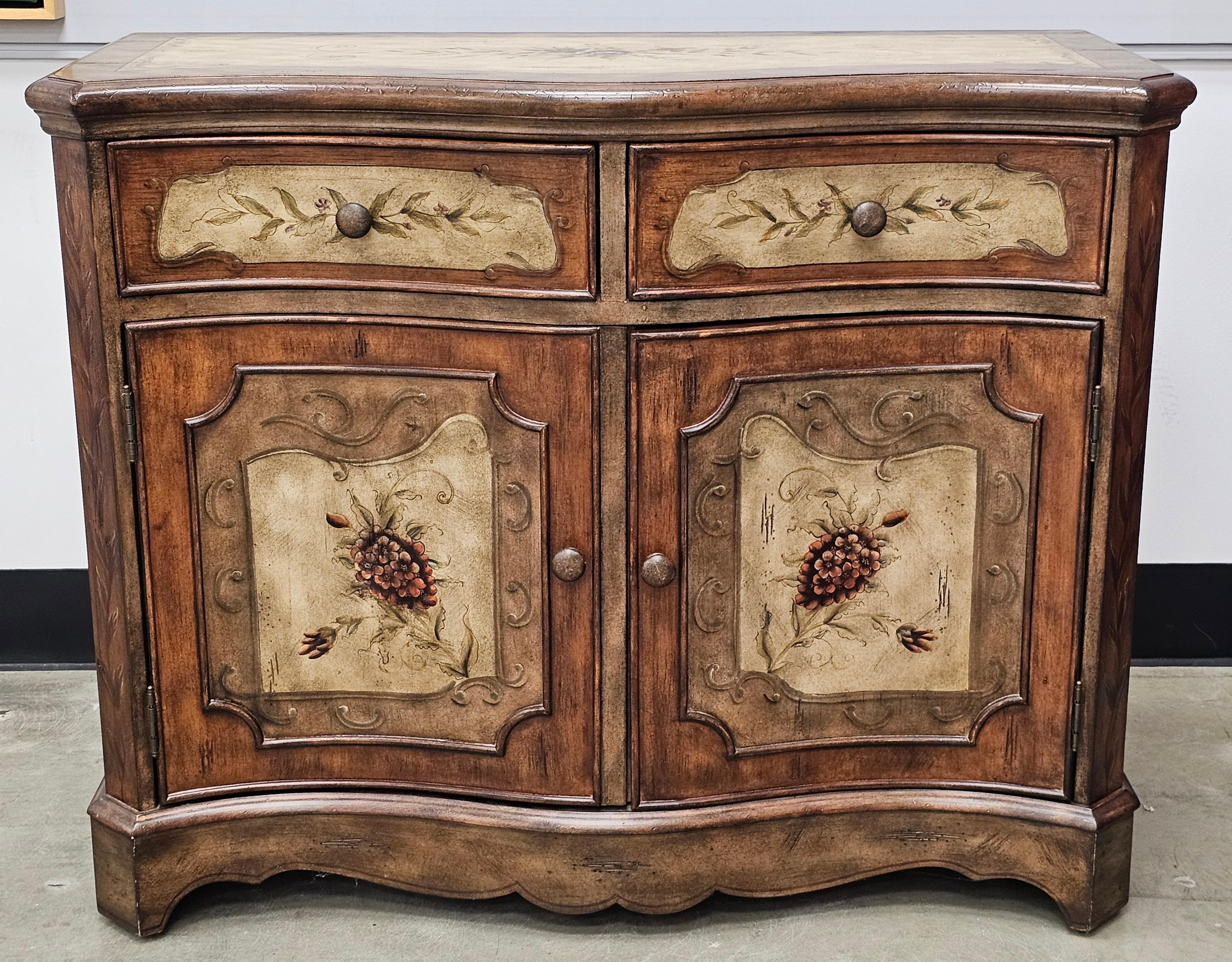 Americano Seven Seas by Hooker Furniture Armadio a cassettoni con decorazioni floreali in legno di frutta in vendita