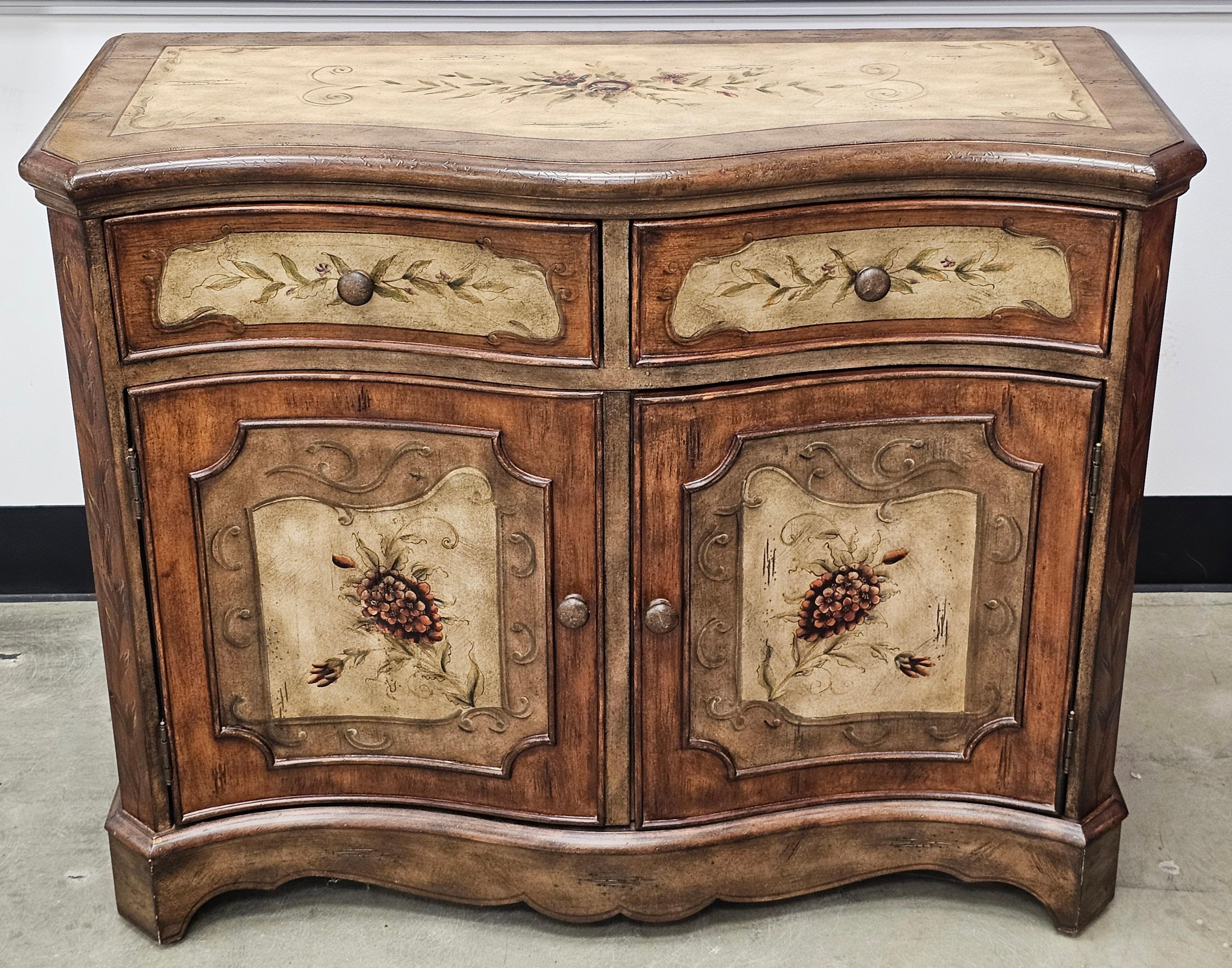 Mordenzato Seven Seas by Hooker Furniture Armadio a cassettoni con decorazioni floreali in legno di frutta in vendita